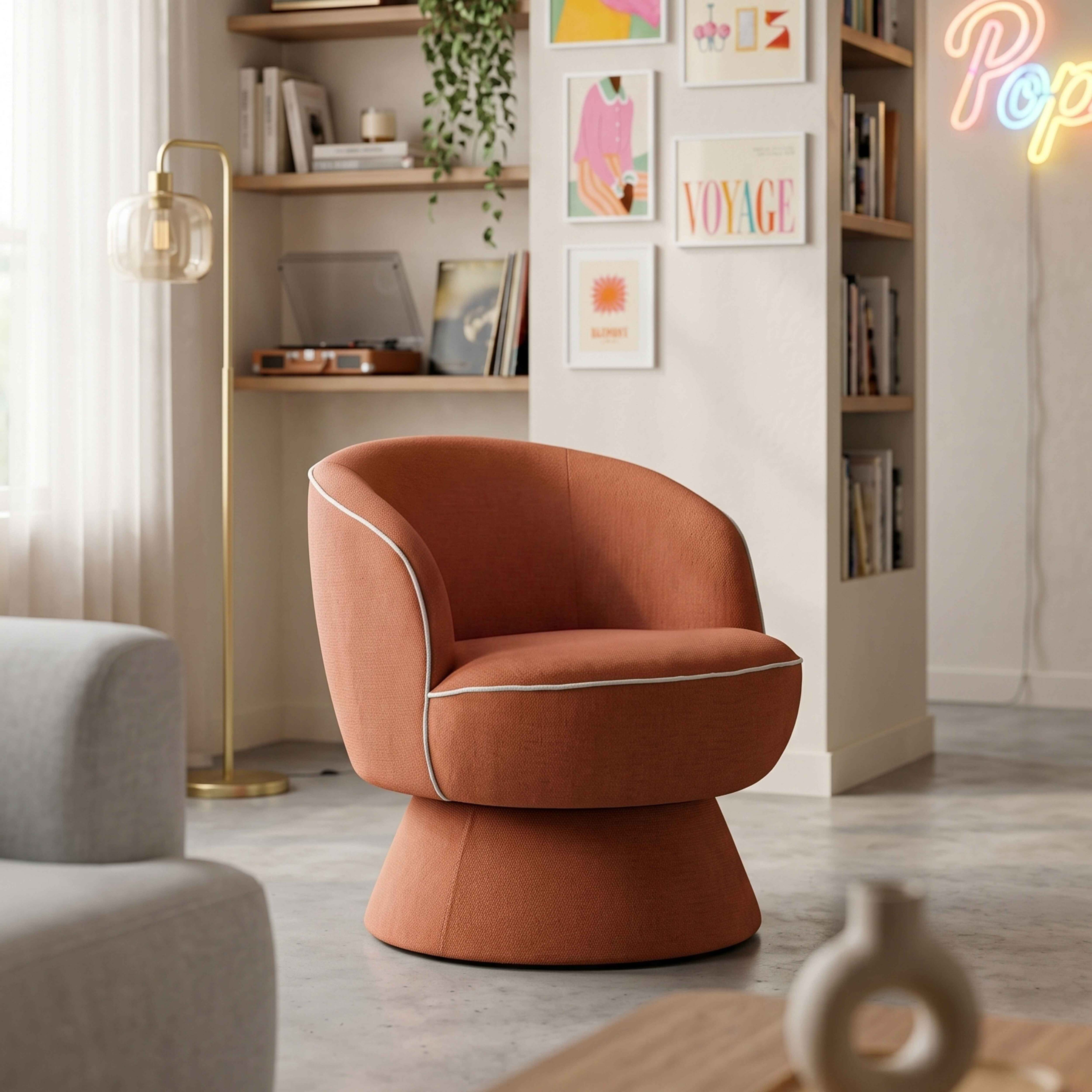 Ein orangefarbener Sessel mit weißer Kante steht in einem Wohnzimmer.