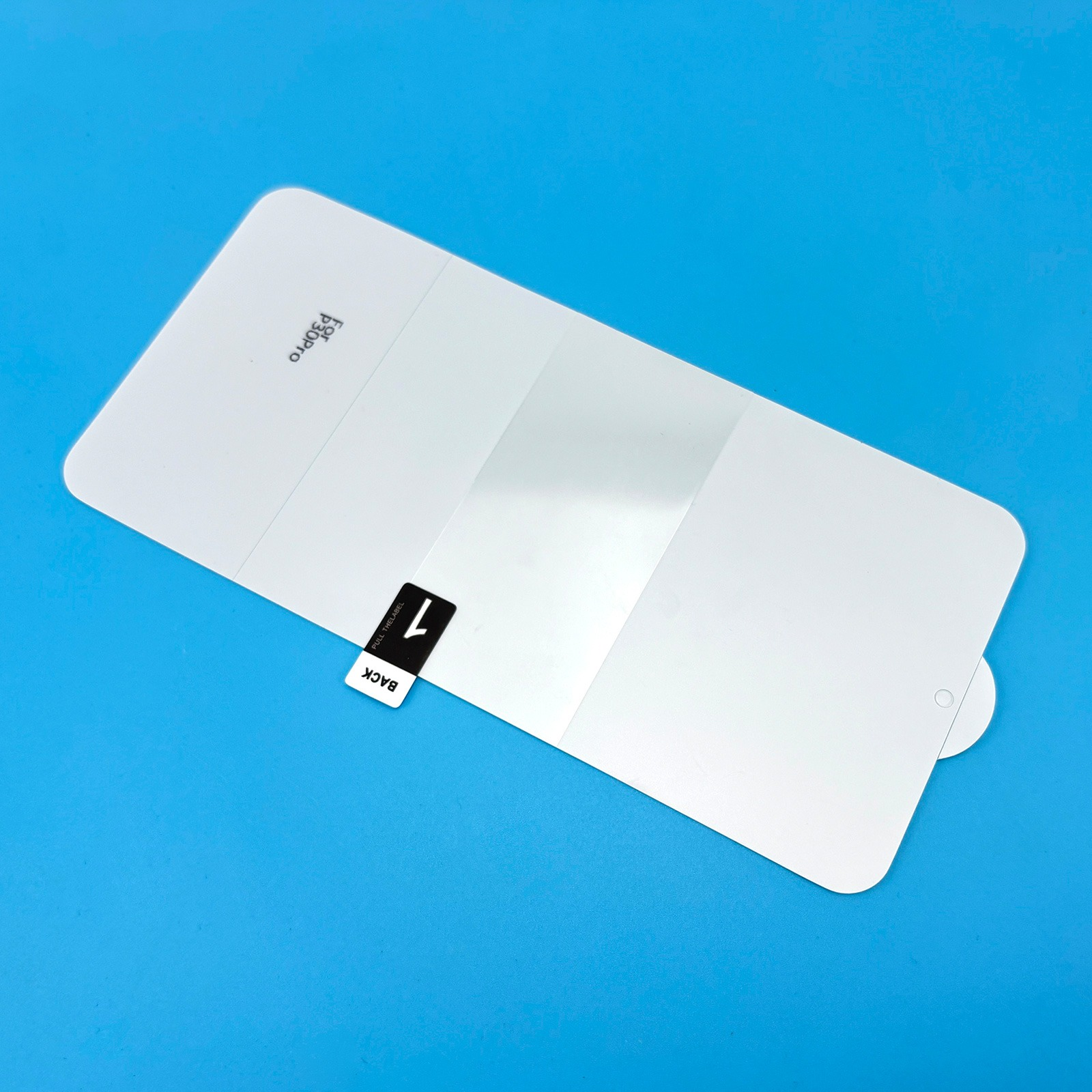 Weiße Handy-Schutzfolie für P30pro mit schwarzem Ziehlaschen auf blauem Hintergrund.