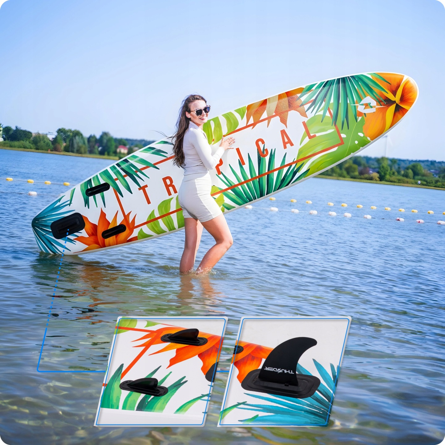 Kobieta w wodzie trzymająca deskę surfingową w tropikalny wzór.