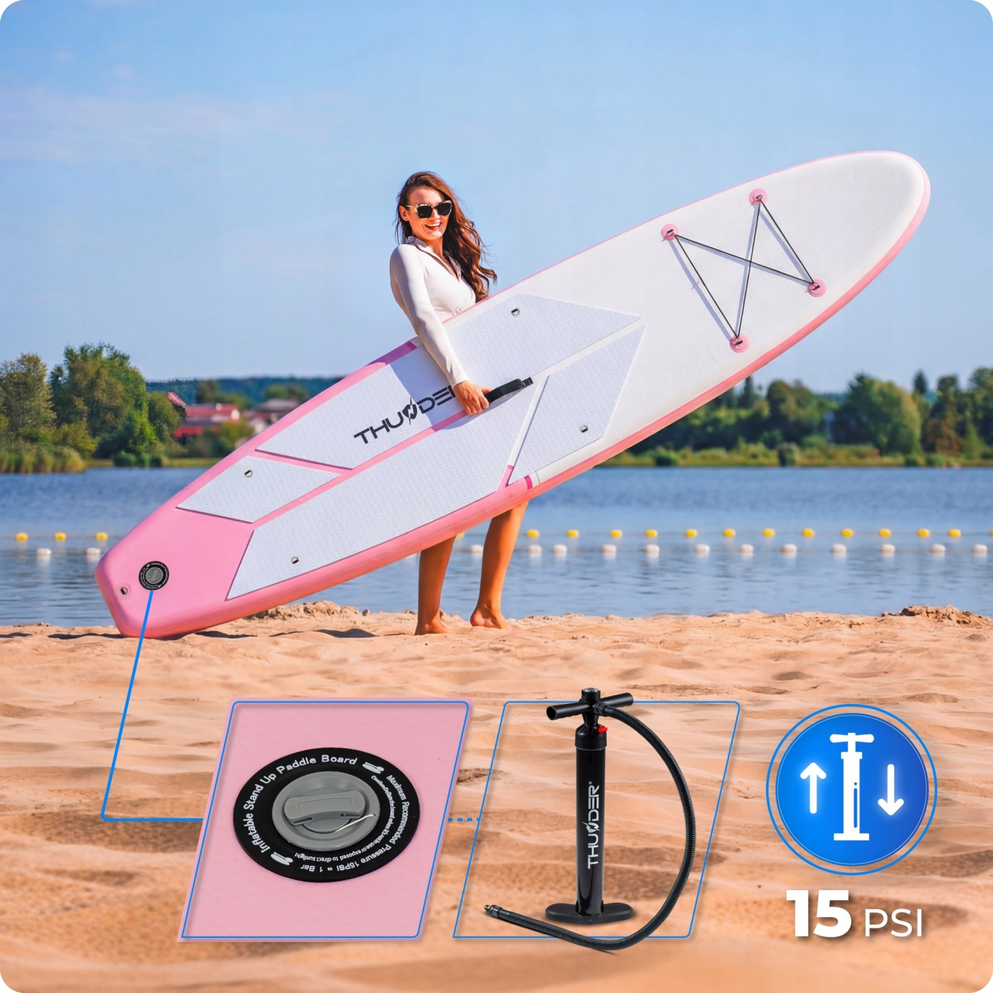 Kobieta na plaży trzymająca deskę SUP. Z przodu pompa i wskaźnik 15 PSI.