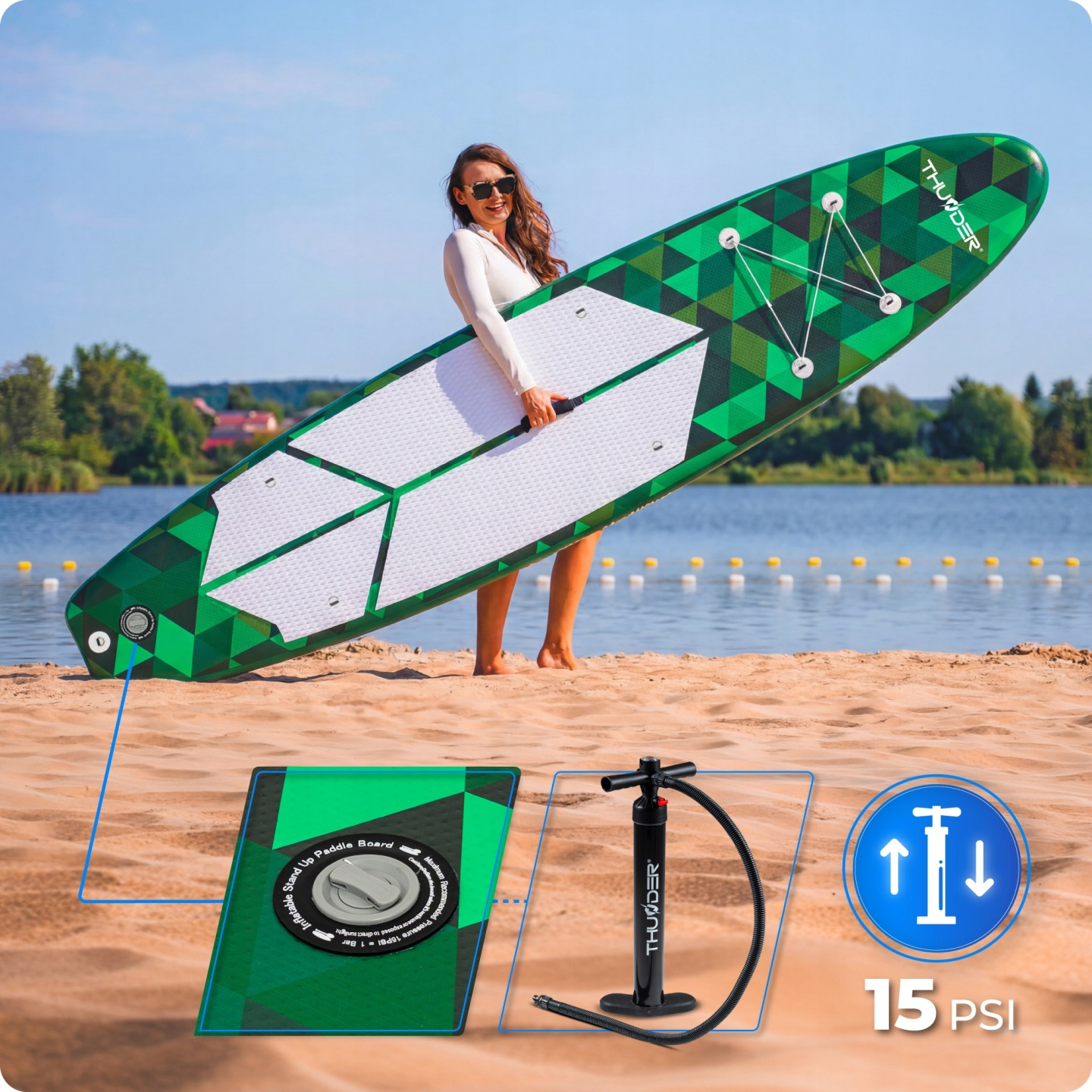 Kobieta na plaży z zieloną deską SUP, pompką i wskaźnikiem 15 PSI.