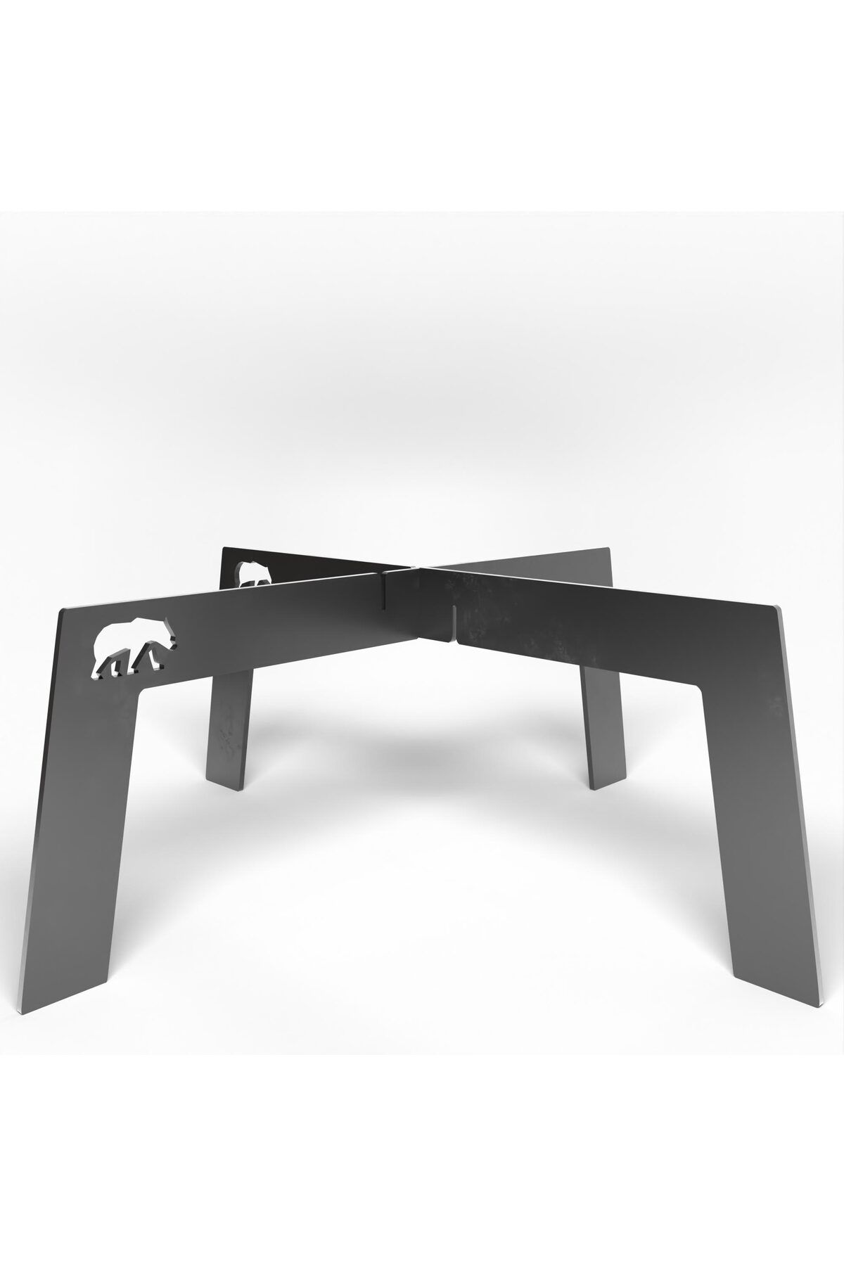 Ayı kesikli, dört ayaklı siyah metal stand.