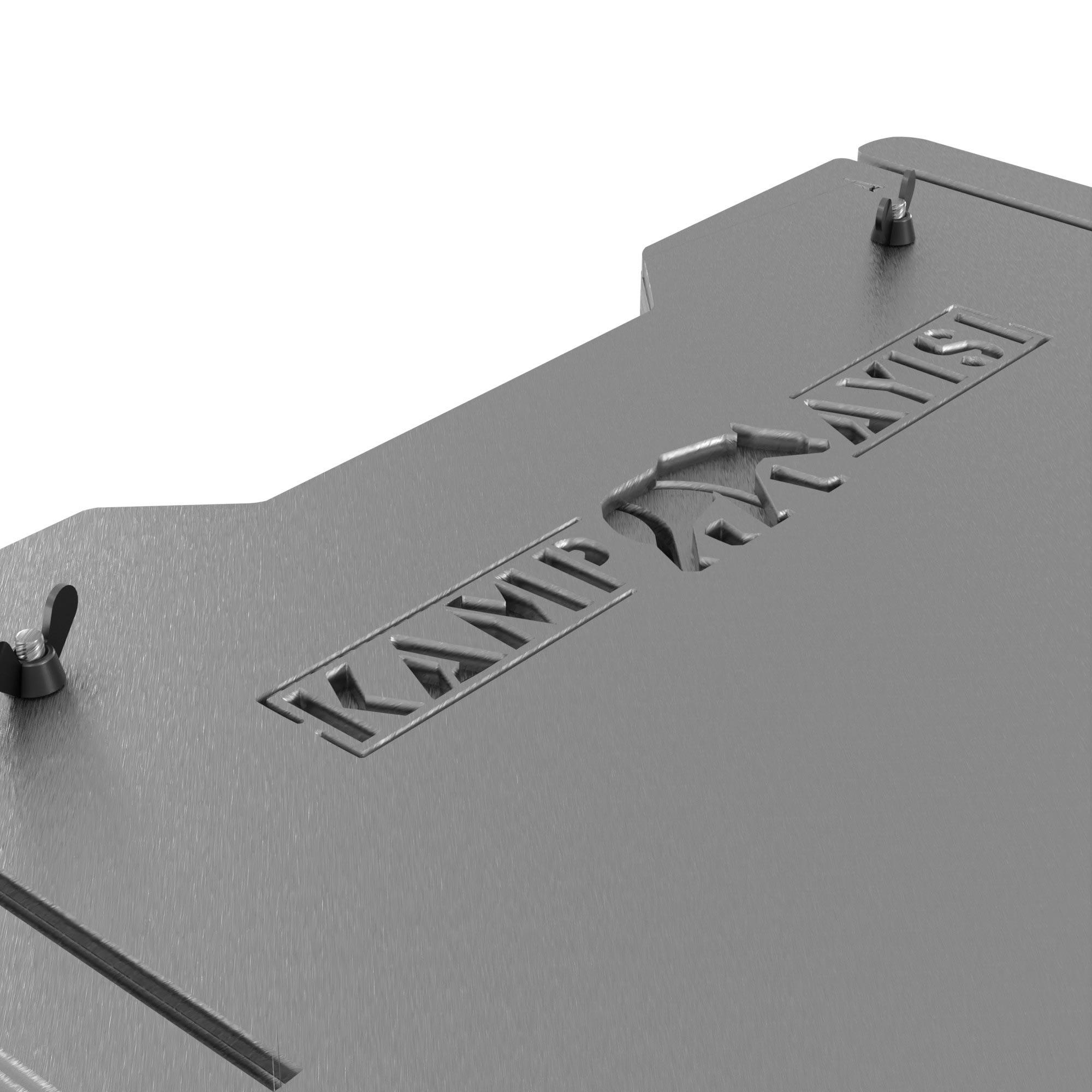 Kazınmış logo ve kanatlı somunlu gri metal plaka.