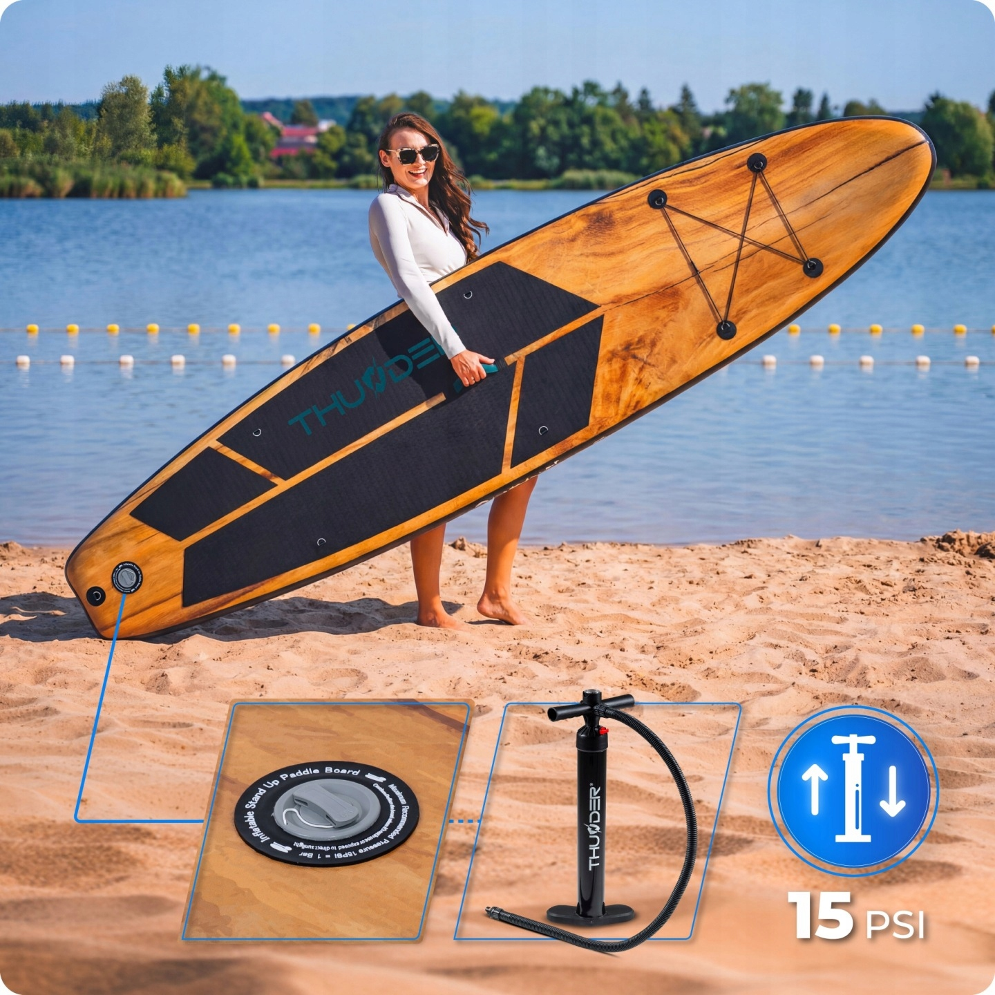 Kobieta trzyma nadmuchiwany paddleboard na plaży. Pompka i wskaźnik 15 PSI obok.