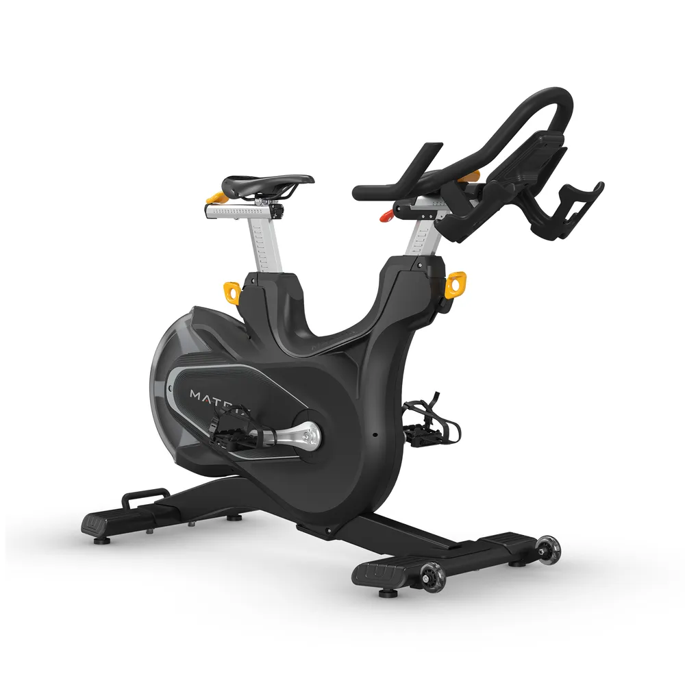 Ein schwarzer Heimtrainer mit silbernen und gelben Akzenten, auf weißem Hintergrund.