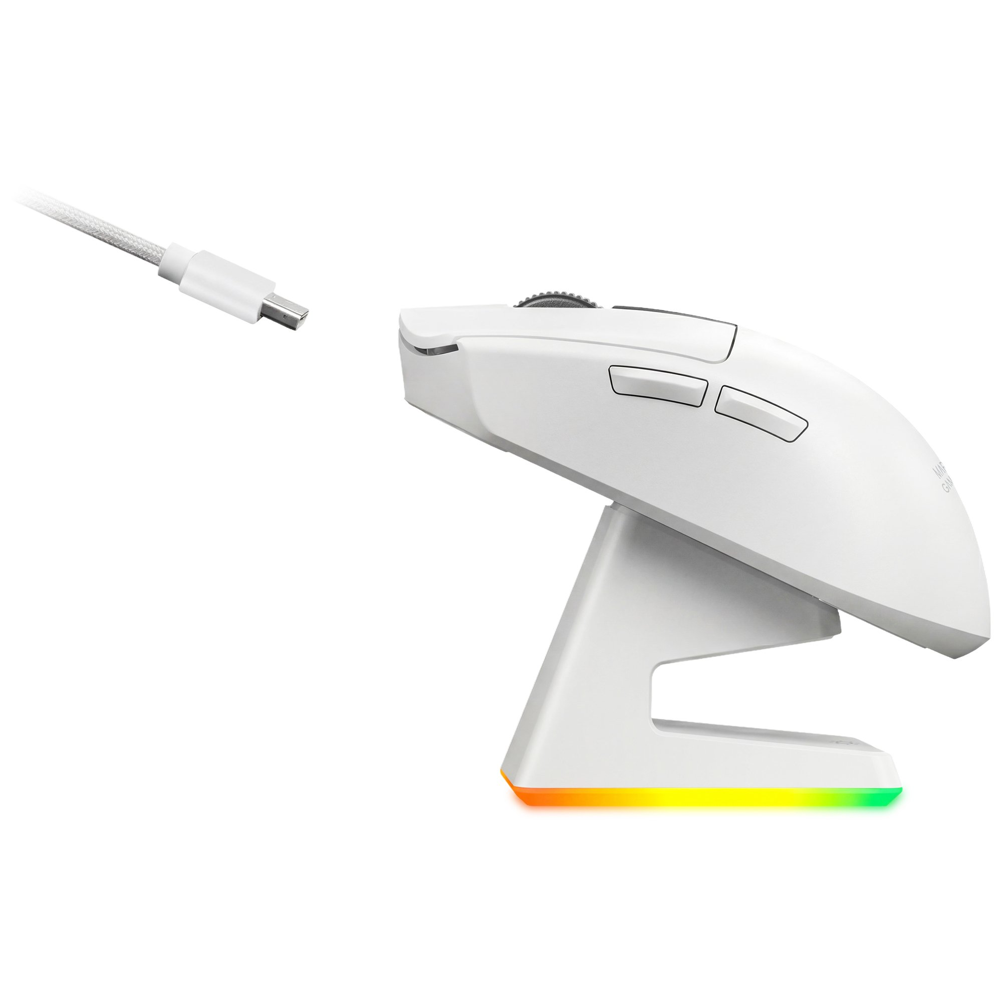 Un ratón gaming blanco descansa en una base de carga con luces de arcoíris. Un cable USB blanco está cerca.
