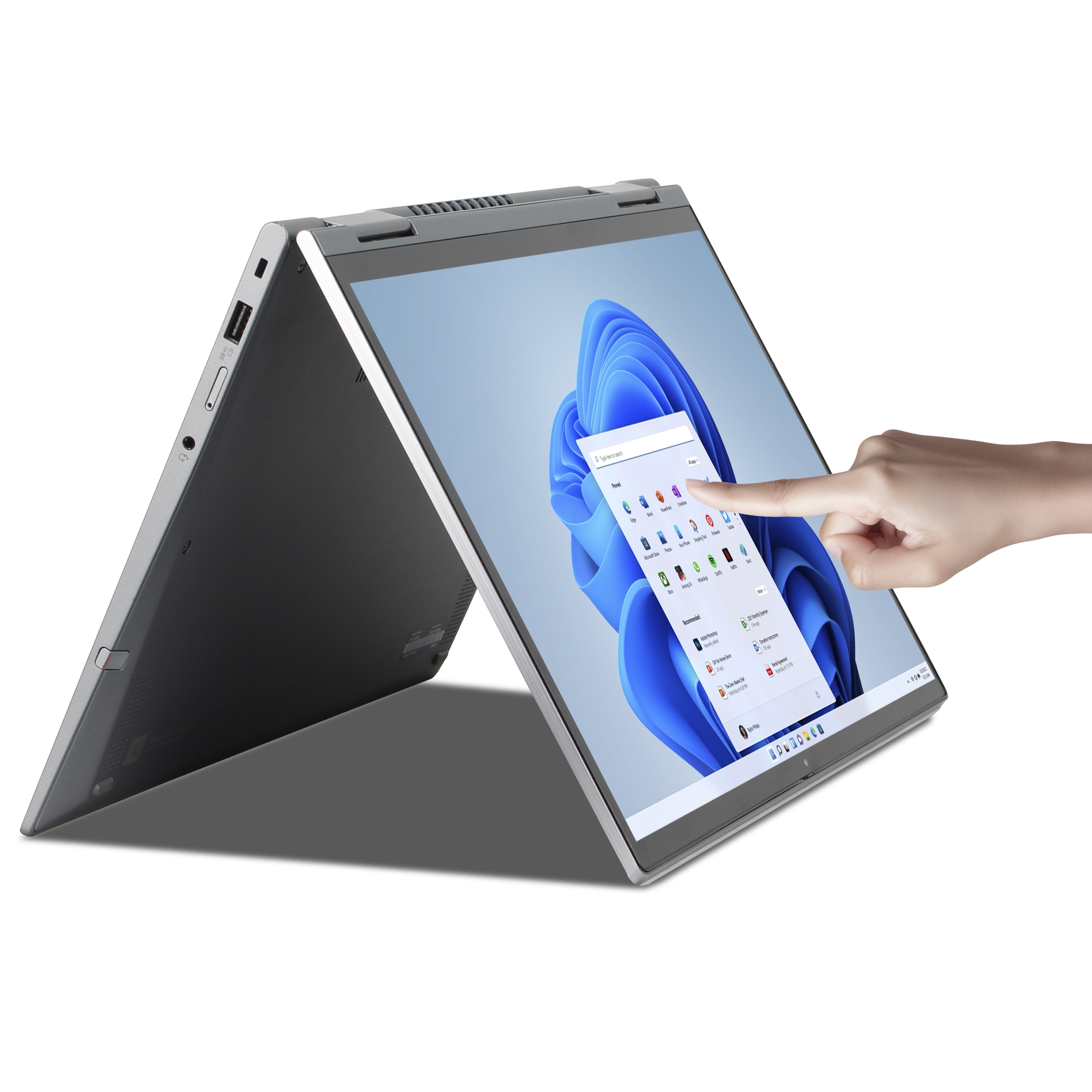Un dito tocca lo schermo di un laptop aperto con Windows 11.