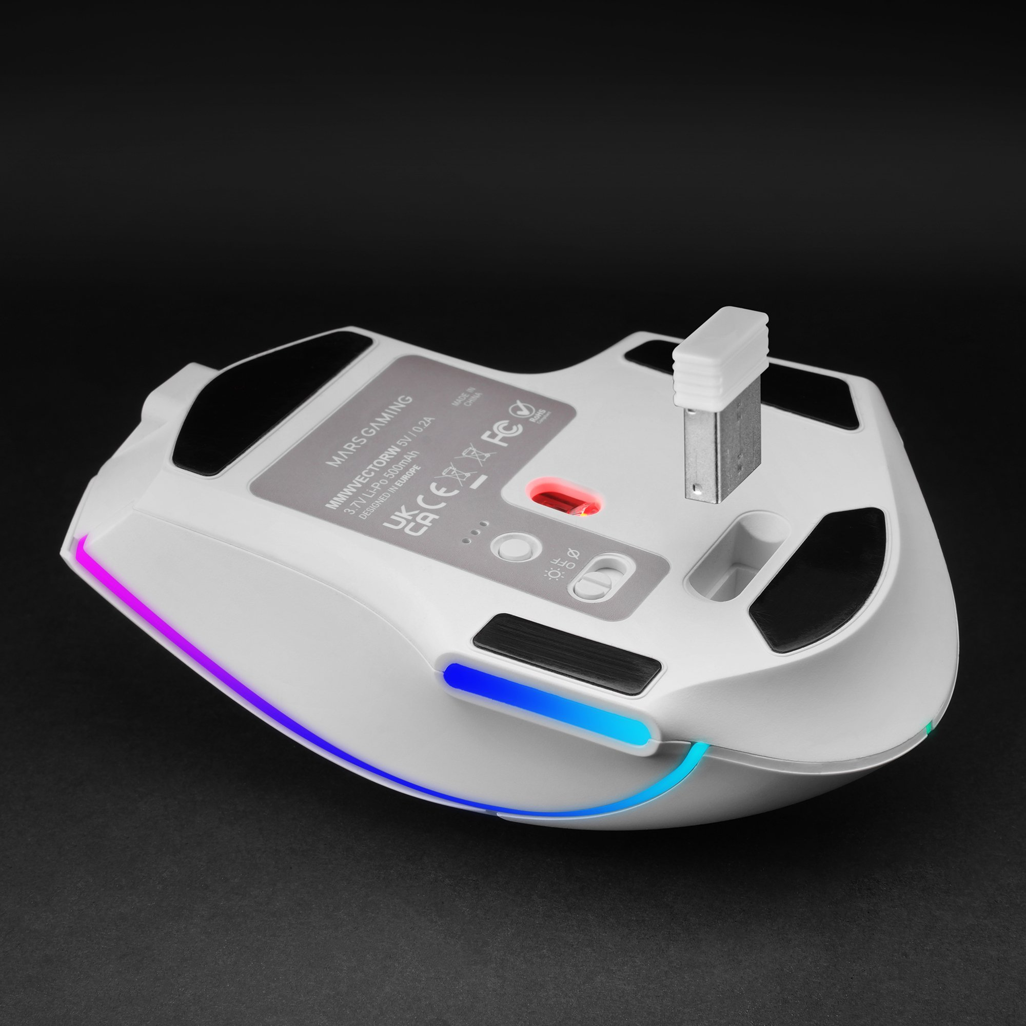 Mouse da gaming bianco con dongle USB, illuminazione RGB e dettagli tecnici.