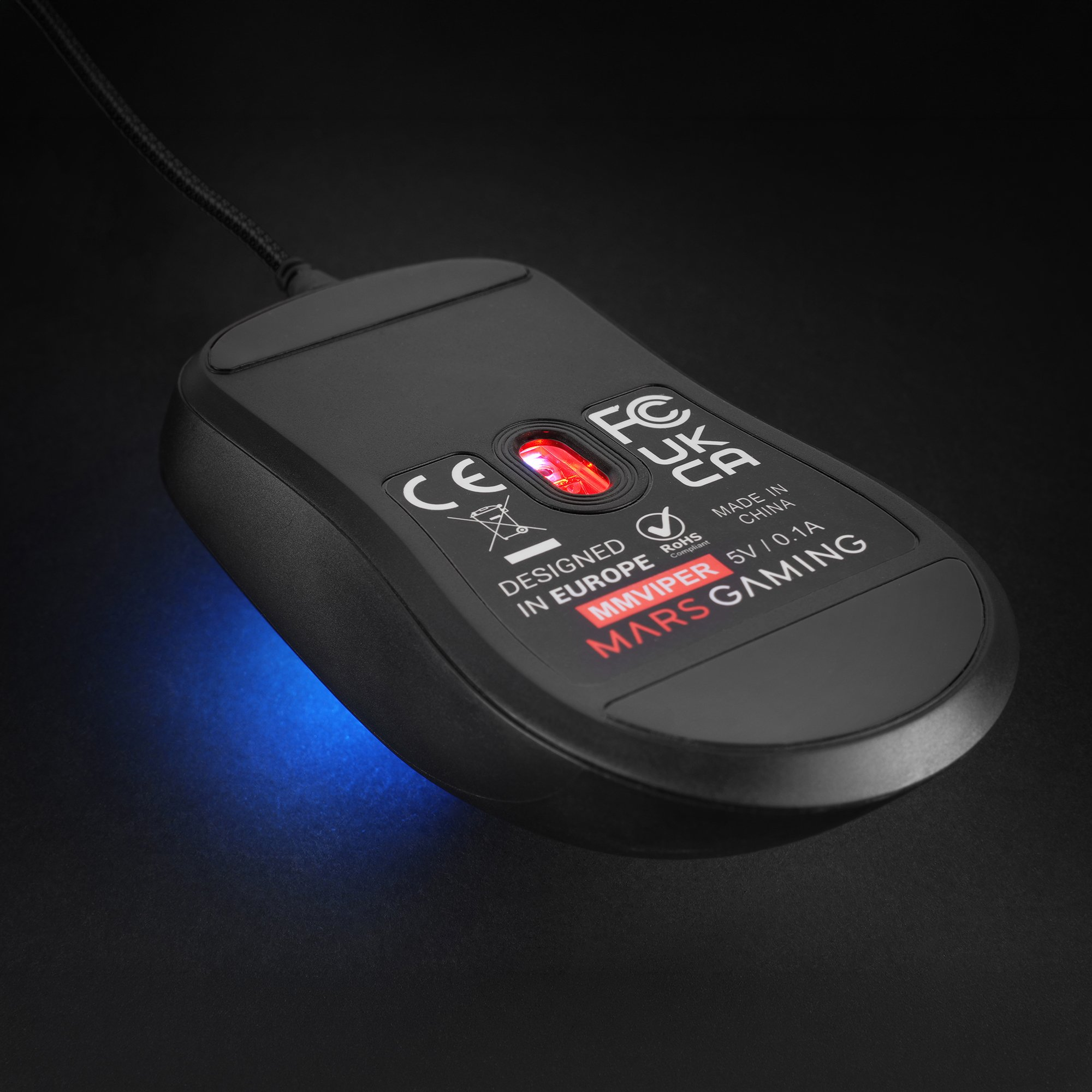 Parte inferior de un ratón gaming negro con luces rojas y azules.