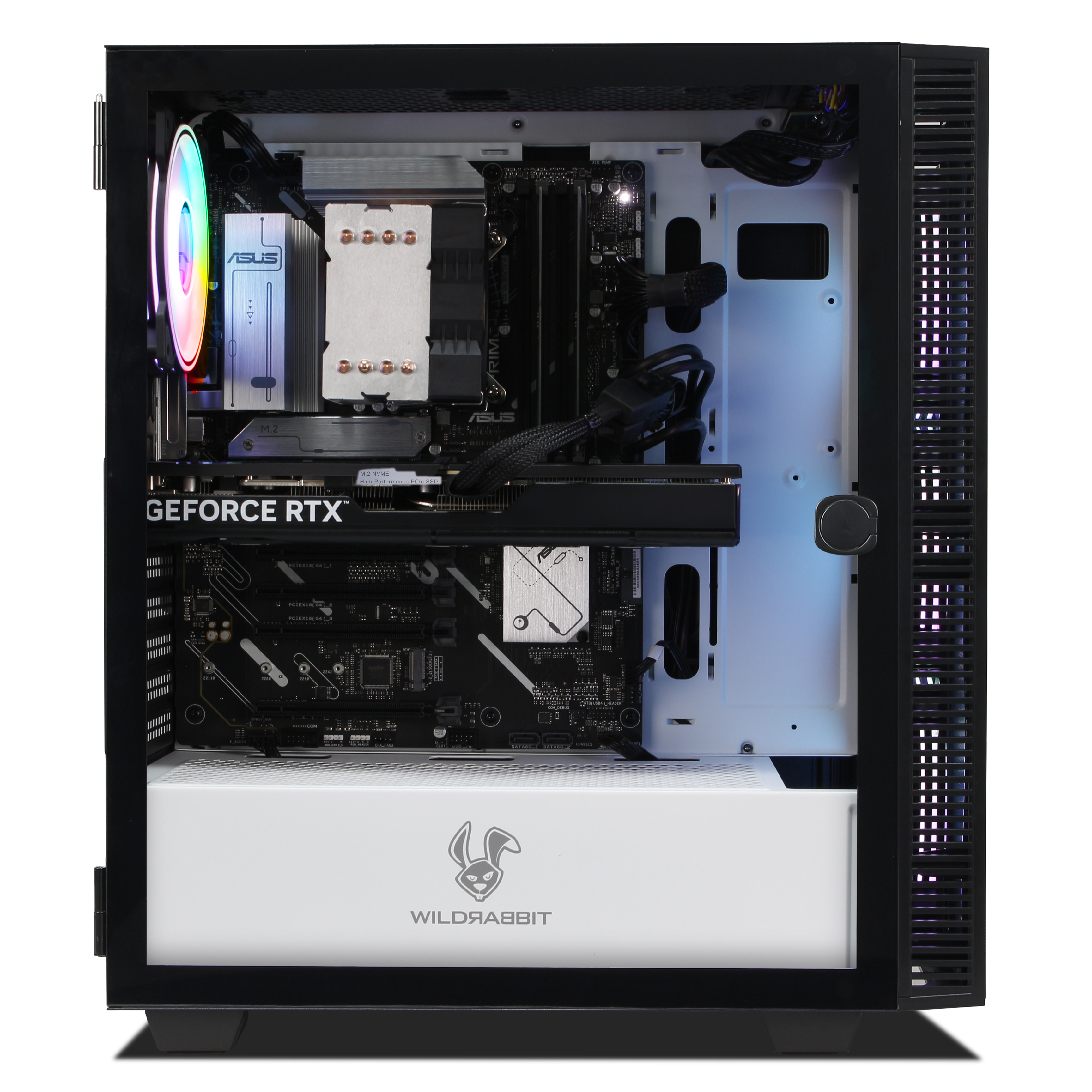 Un PC aperto con ventola RGB, scheda grafica e cavi.