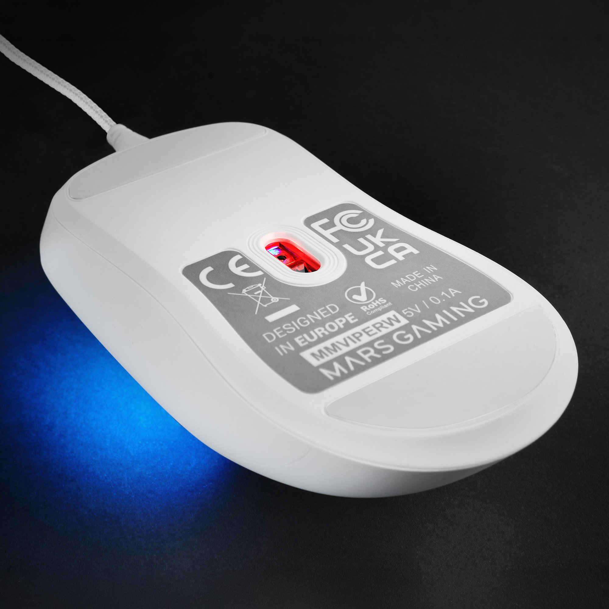 Ratón gaming blanco con efecto de luz azul y sensor óptico rojo.
