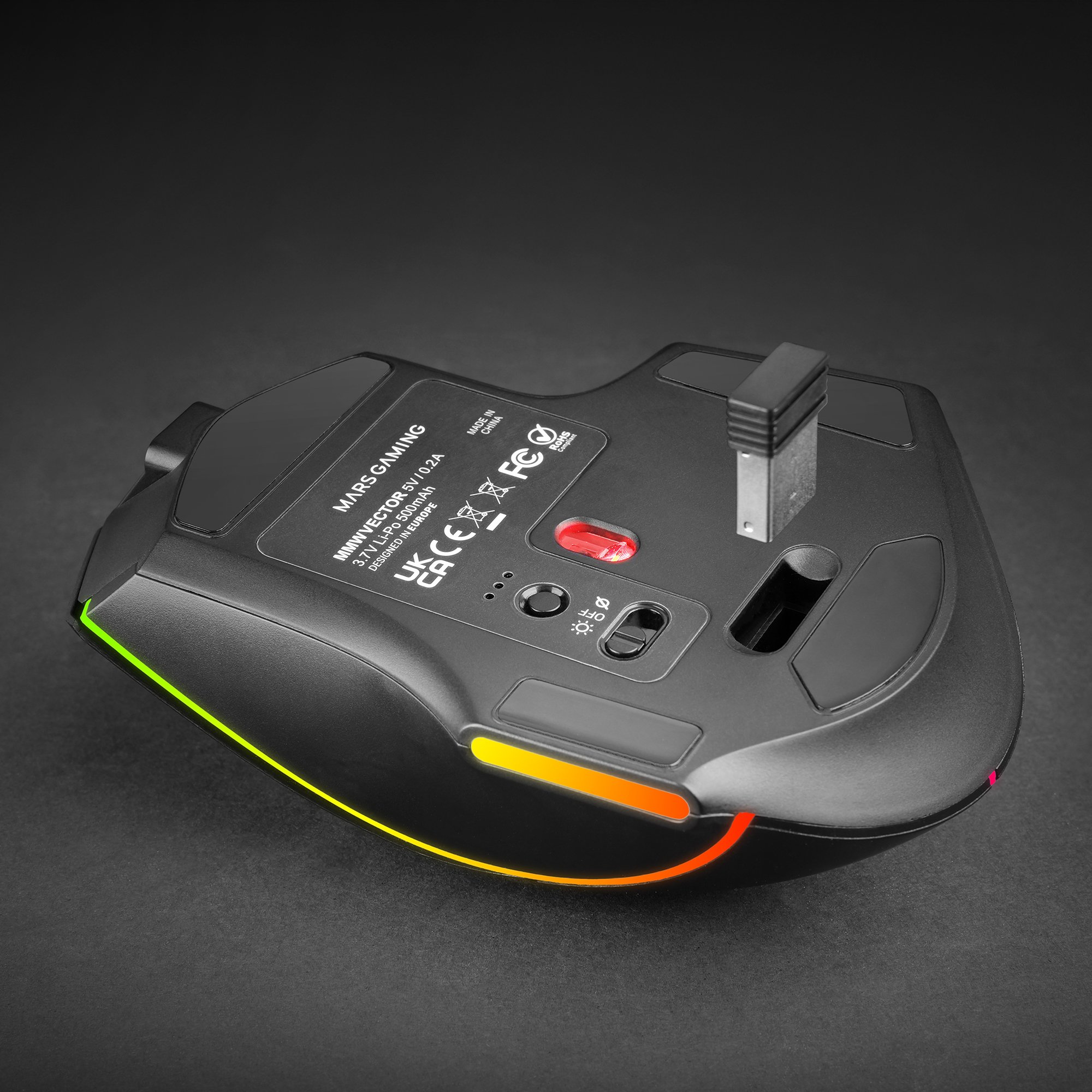 Mouse da gaming nero e grigio con illuminazione RGB, dongle USB e interruttori.