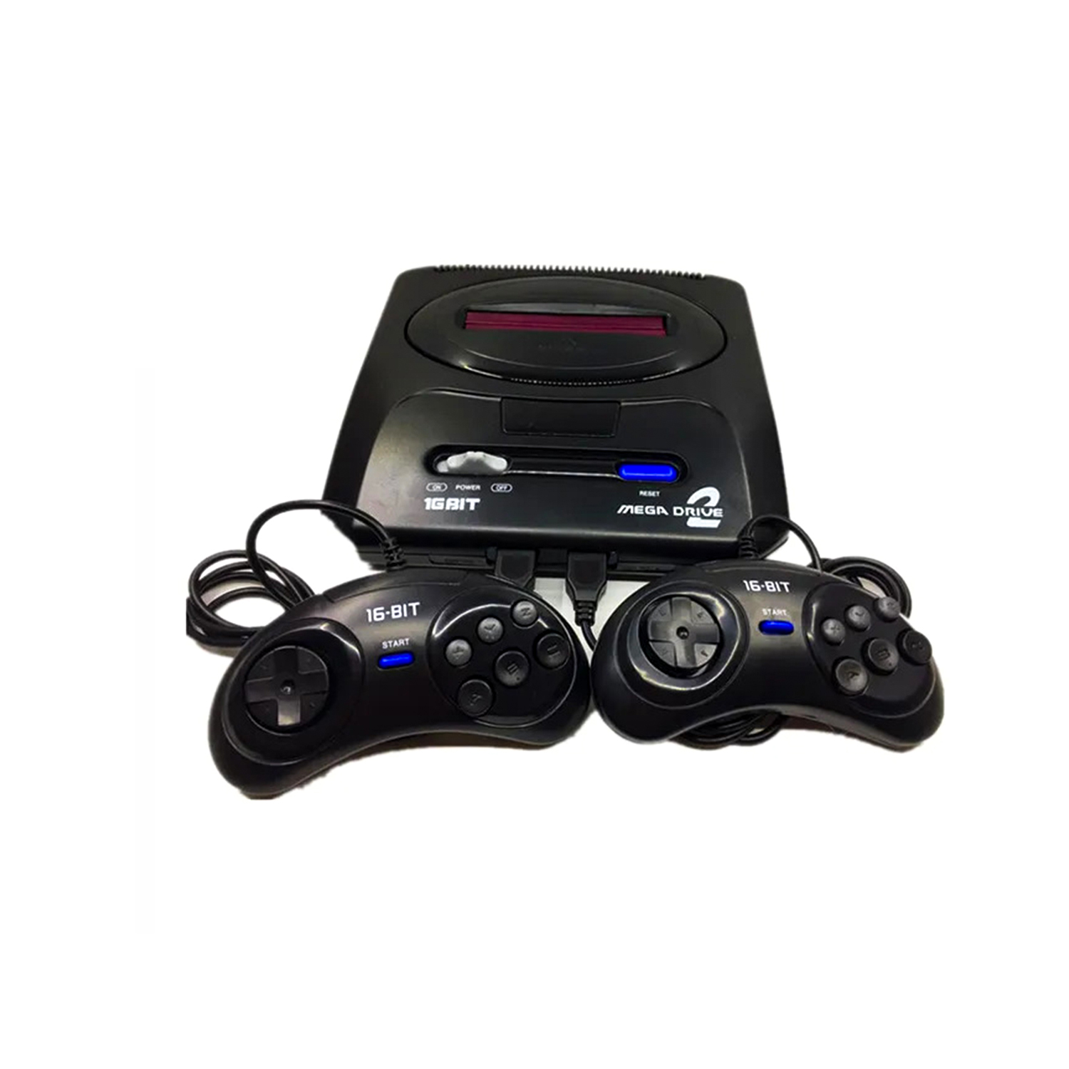 Beyaz arka plan üzerinde iki kontrolcü ve kablosu olan siyah Sega Mega Drive 2 konsolu.
