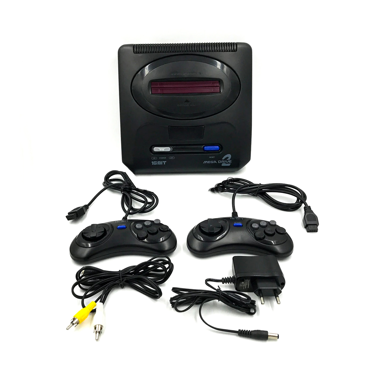 İki kontrolcü, kablolar ve güç adaptörü ile birlikte siyah Mega Drive sistemi, beyaz zeminde.