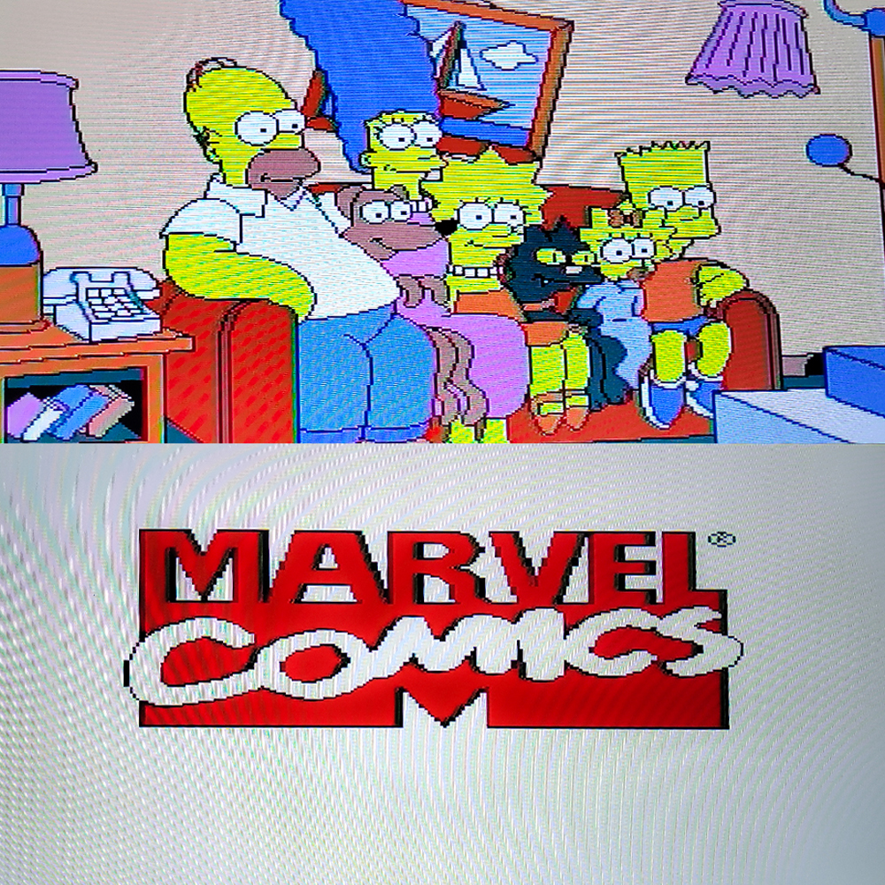 Simpsonlar koltukta oturuyor, altında Marvel Comics logosu var.