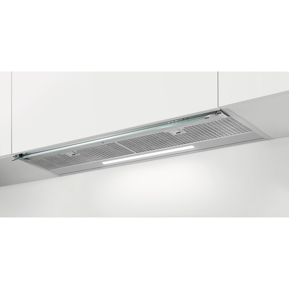Moderna campana extractora de acero inoxidable con borde de cristal y luz LED.