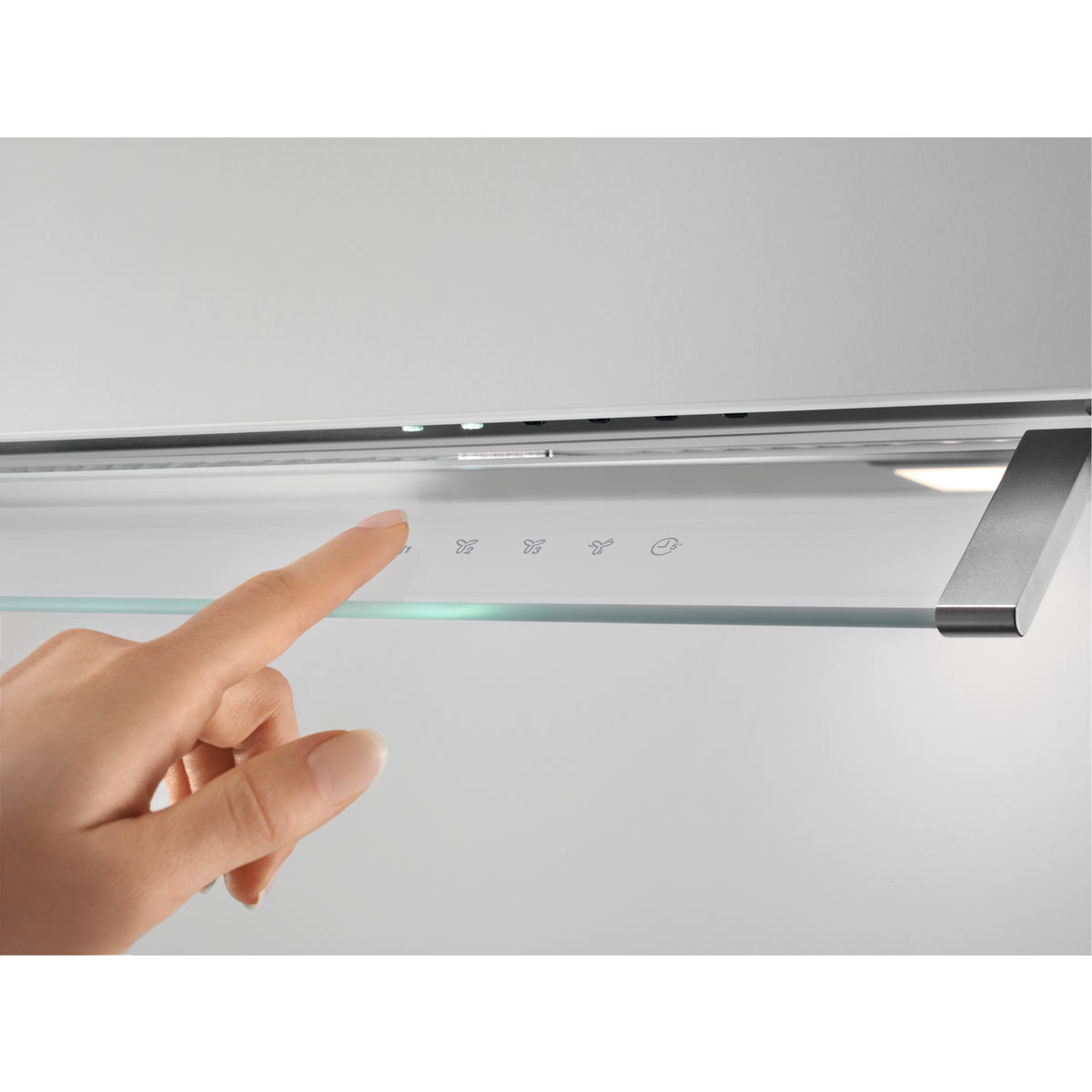 Una mano femenina toca un panel de control con iconos de velocidad y temporizador.