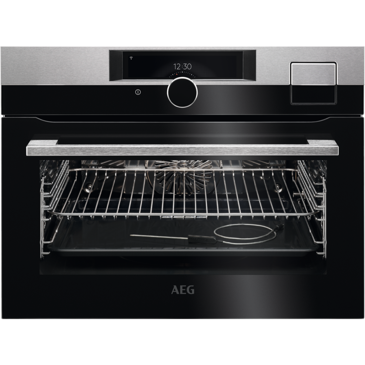 Un horno AEG moderno con detalles de acero inoxidable y pantalla digital. Se ven rejillas dentro.