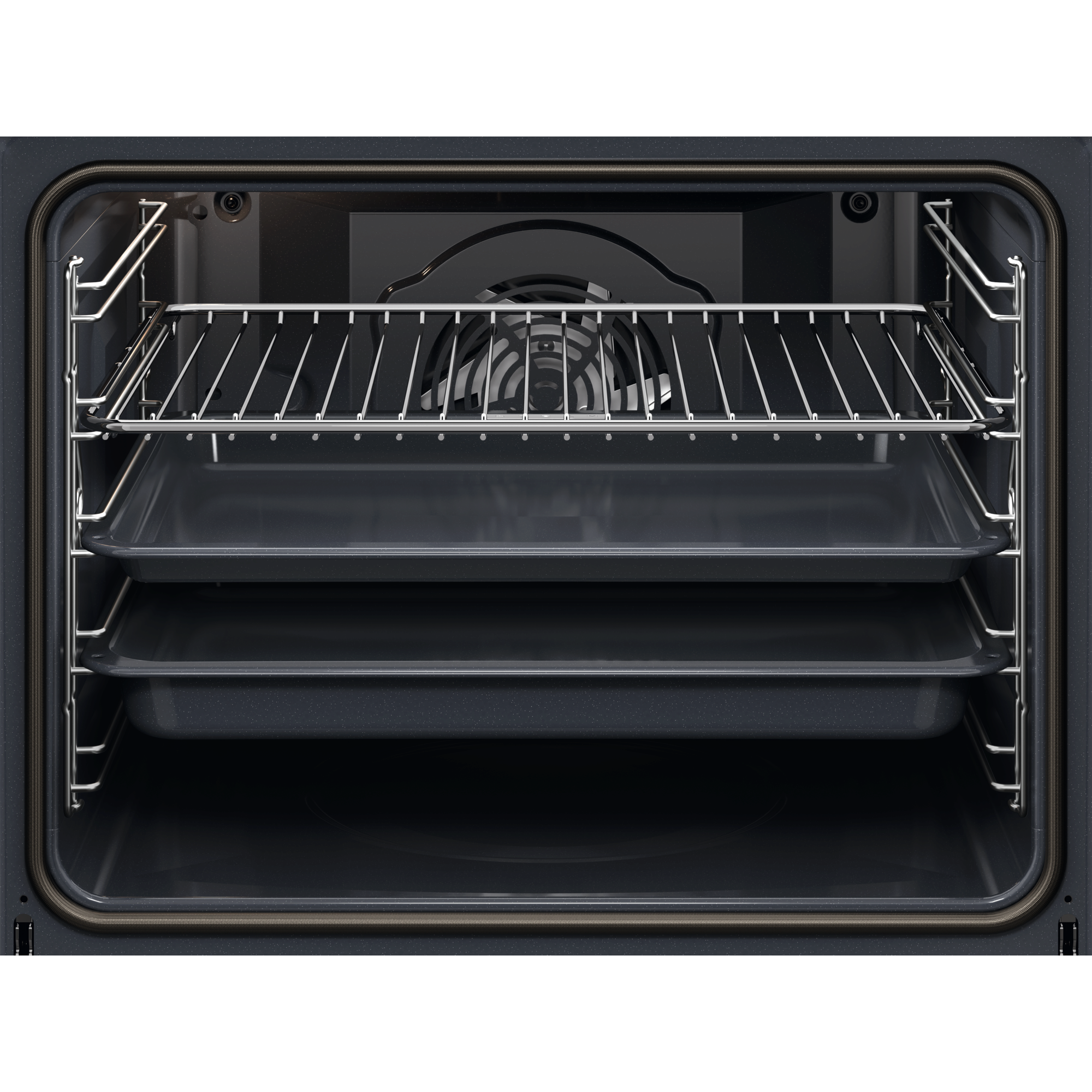 Interior de un horno oscuro con tres rejillas y ventilador.