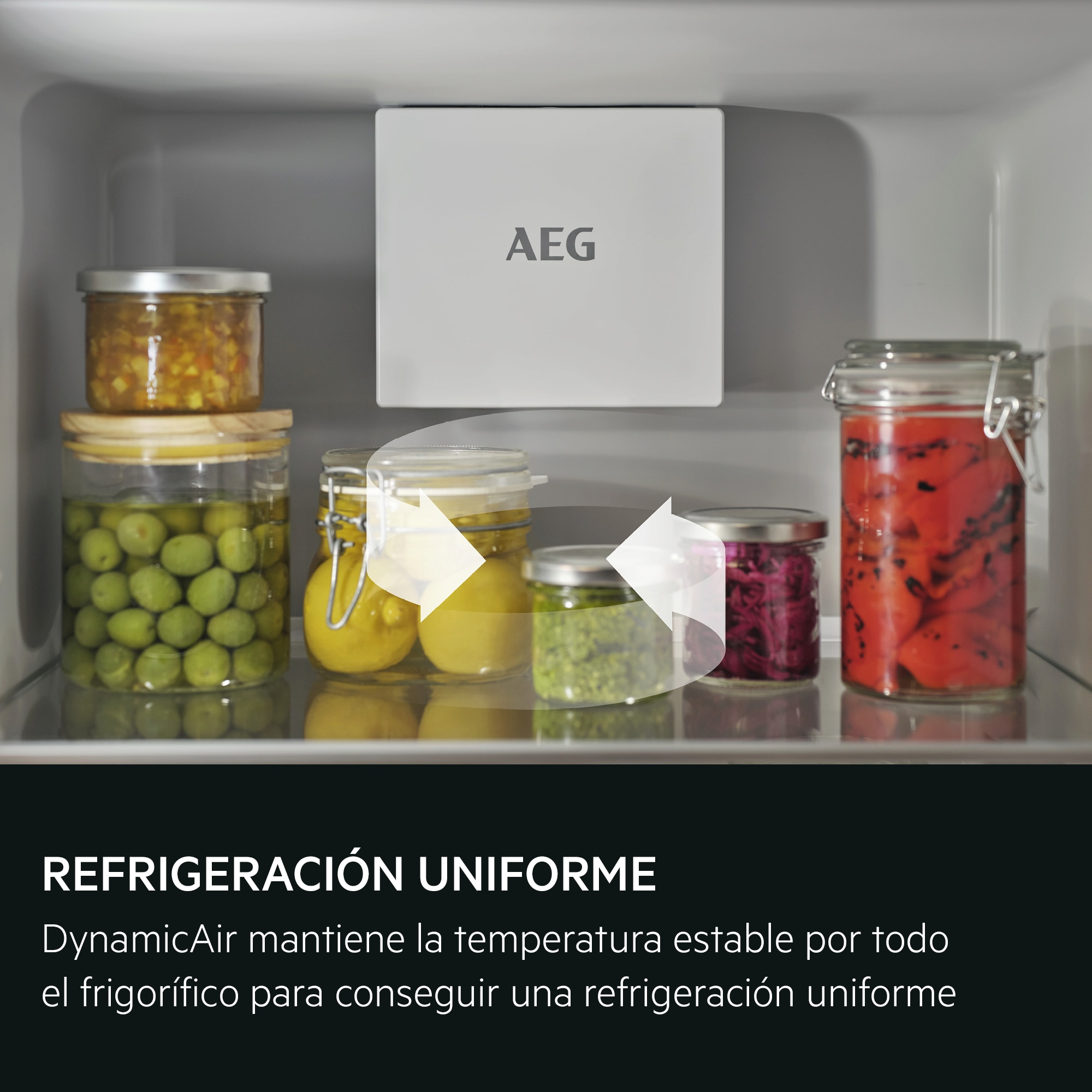 Frascos de comida en refrigerador, logo AEG arriba, flechas de circulación de aire.