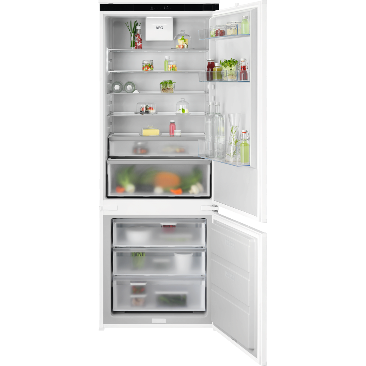 Un refrigerador abierto con varios estantes llenos de comida y botellas.