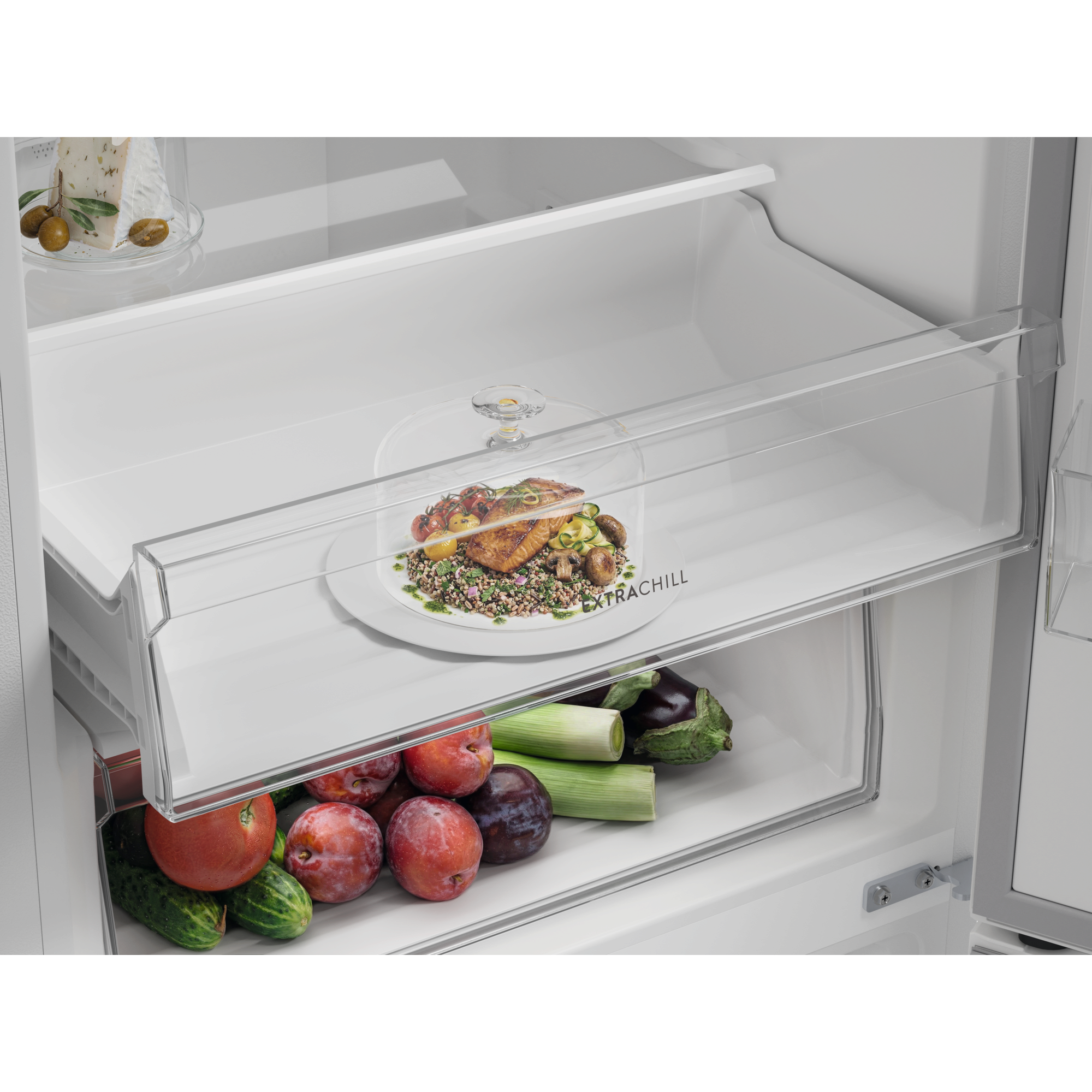 Cajón del frigorífico con plato de salmón, verduras y frutas.
