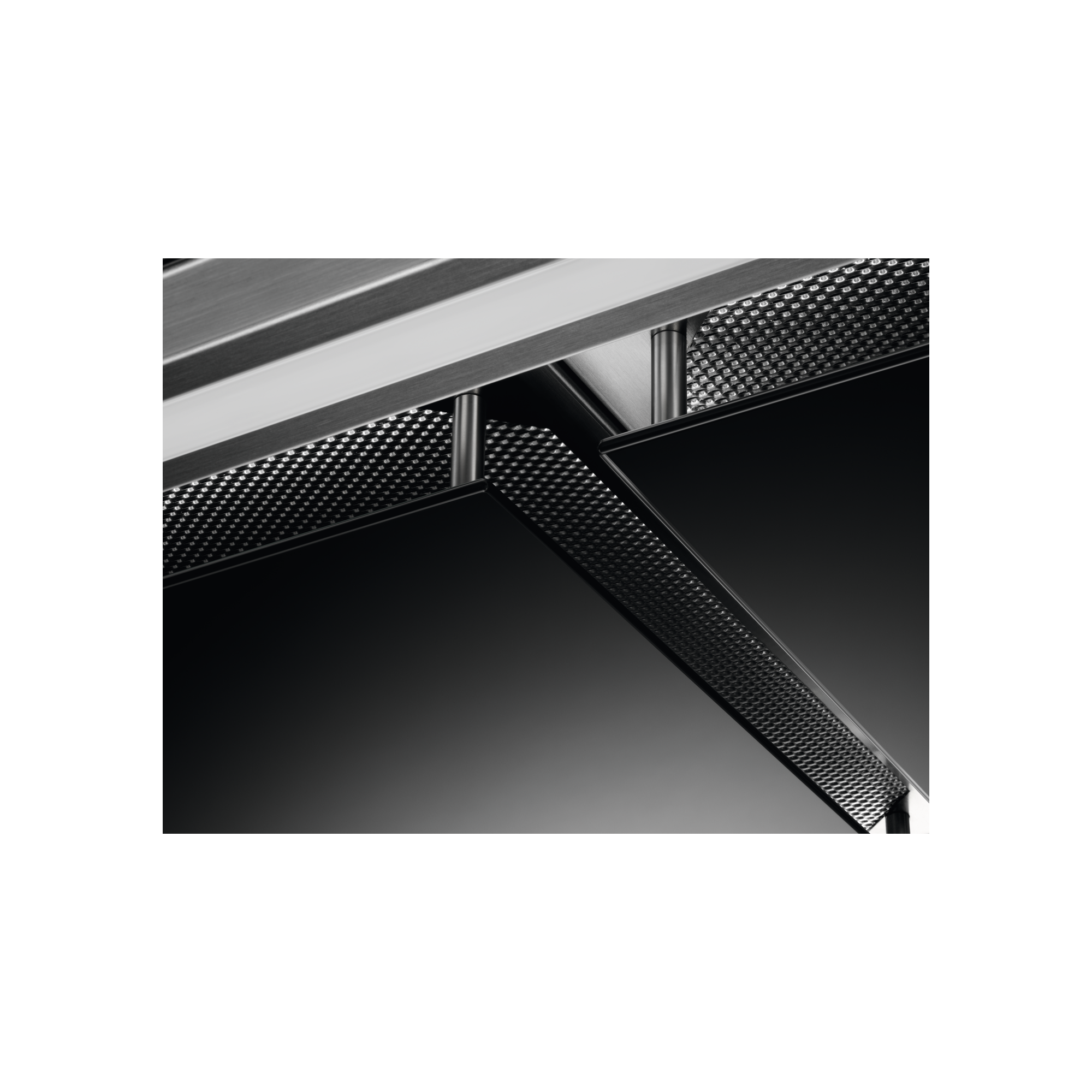 Primer plano de una campana de cocina moderna y elegante con metal cepillado.