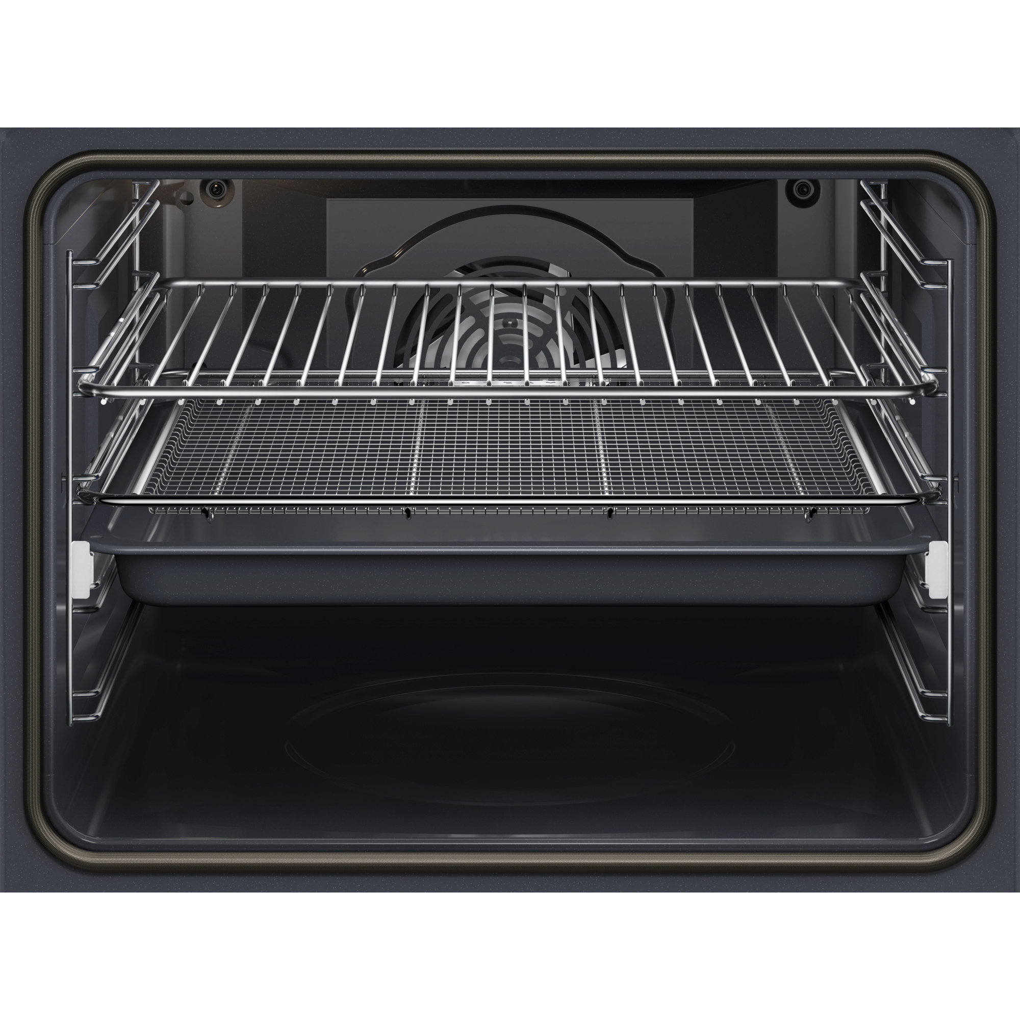 Interior de un horno limpio y oscuro con dos rejillas y una bandeja.