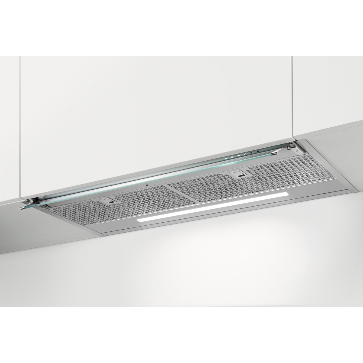 Campana extractora de acero inoxidable con borde de cristal y luz LED bajo armarios blancos.
