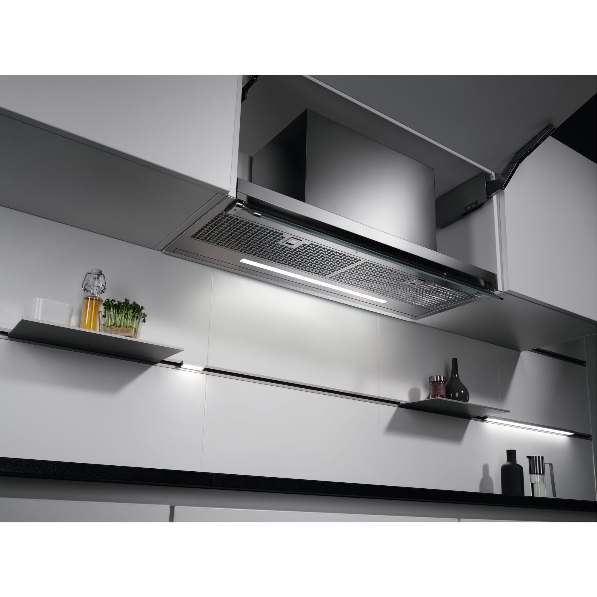 Cocina moderna con campana extractora de acero inoxidable y estantes.