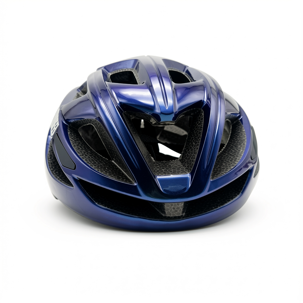 Un casco de bicicleta azul oscuro brillante con ventilaciones, aislado sobre fondo blanco.
