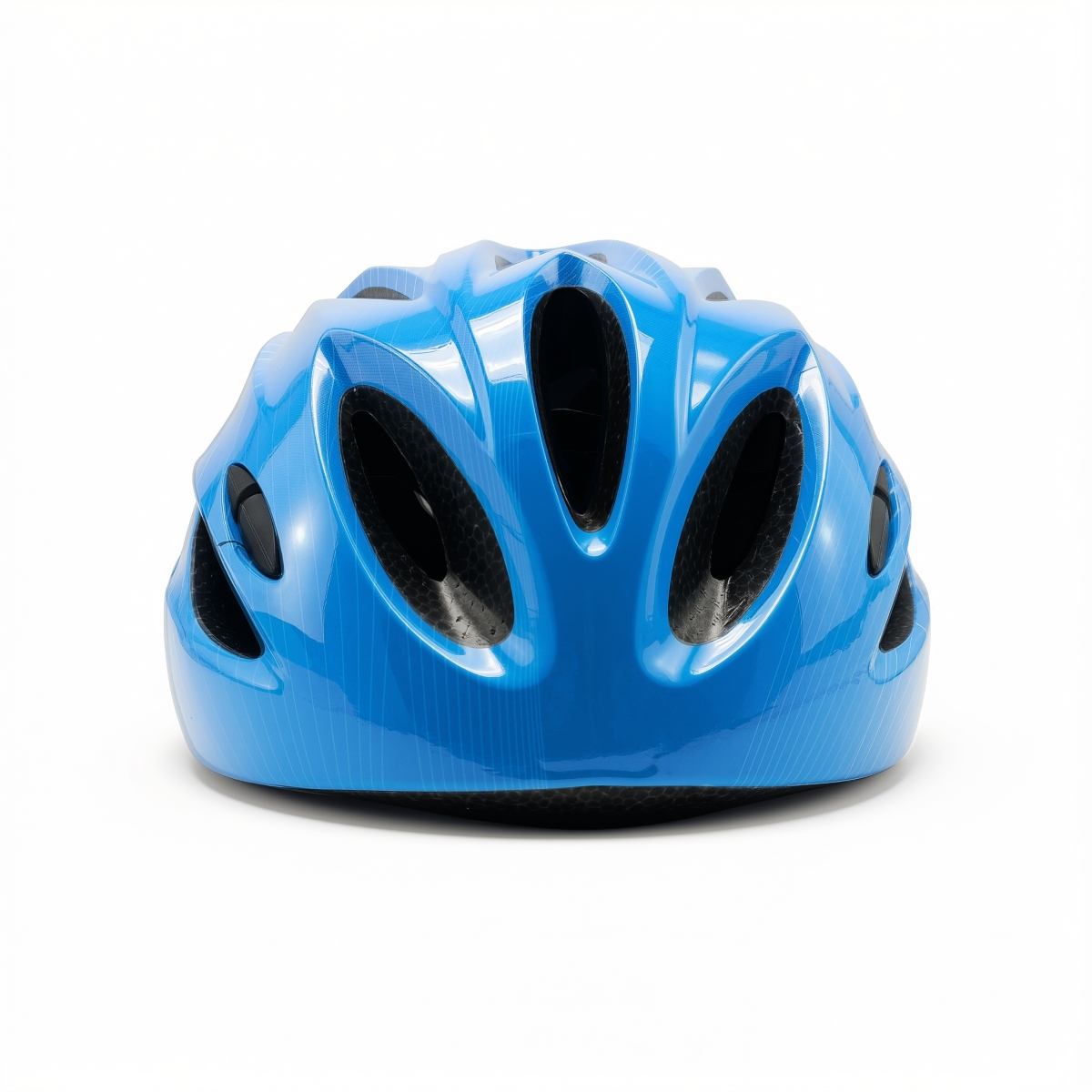 Un casco de bicicleta azul con ventilaciones, aislado sobre fondo blanco.