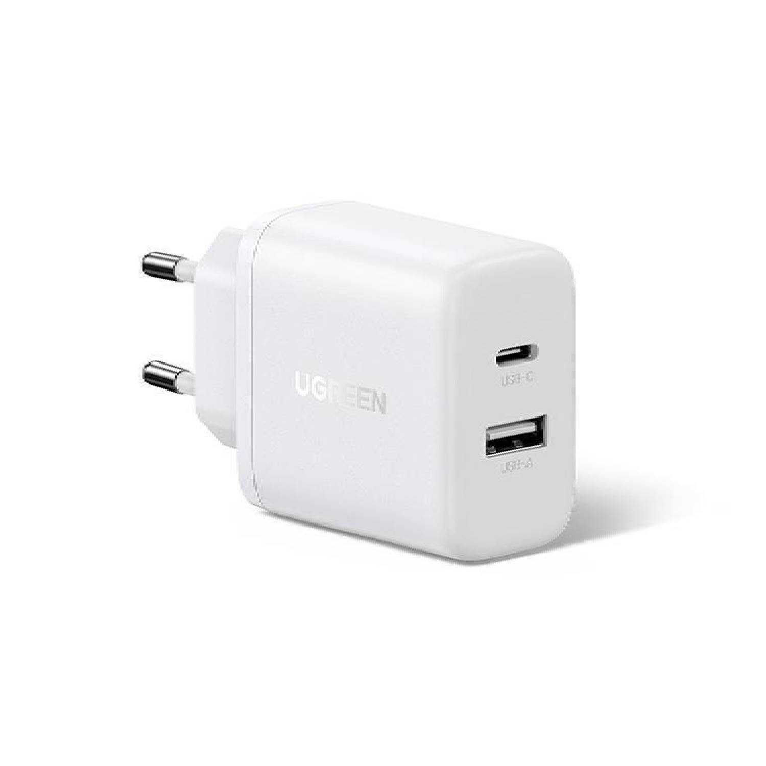 USB-C ve USB-A bağlantı noktalarına ve iki metal pime sahip beyaz UGREEN şarj cihazı.