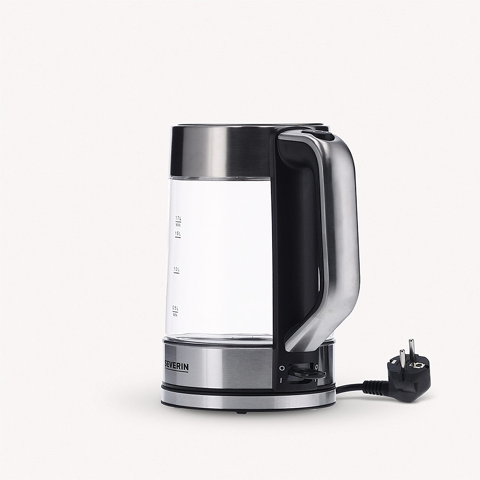 Een glazen waterkoker met roestvrijstalen accenten, zwart handvat en stroomsnoer.