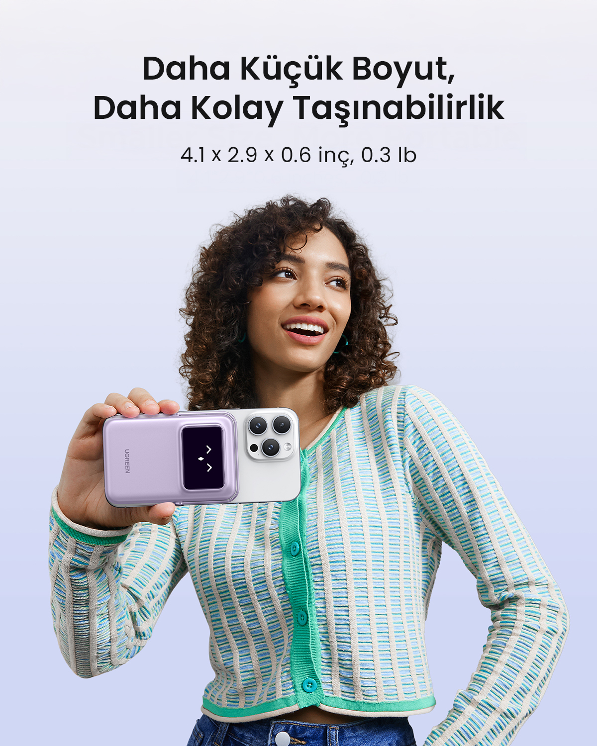 Kobieta trzyma fioletowy i biały smartfon. Mały i przenośny.