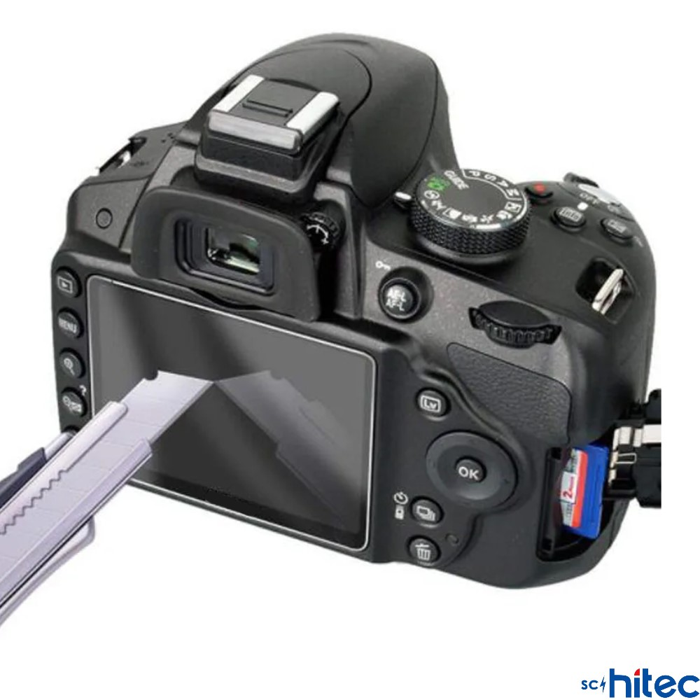 Bir maket bıçağı, siyah bir DSLR kameranın ekran koruyucusunu çıkarıyor.