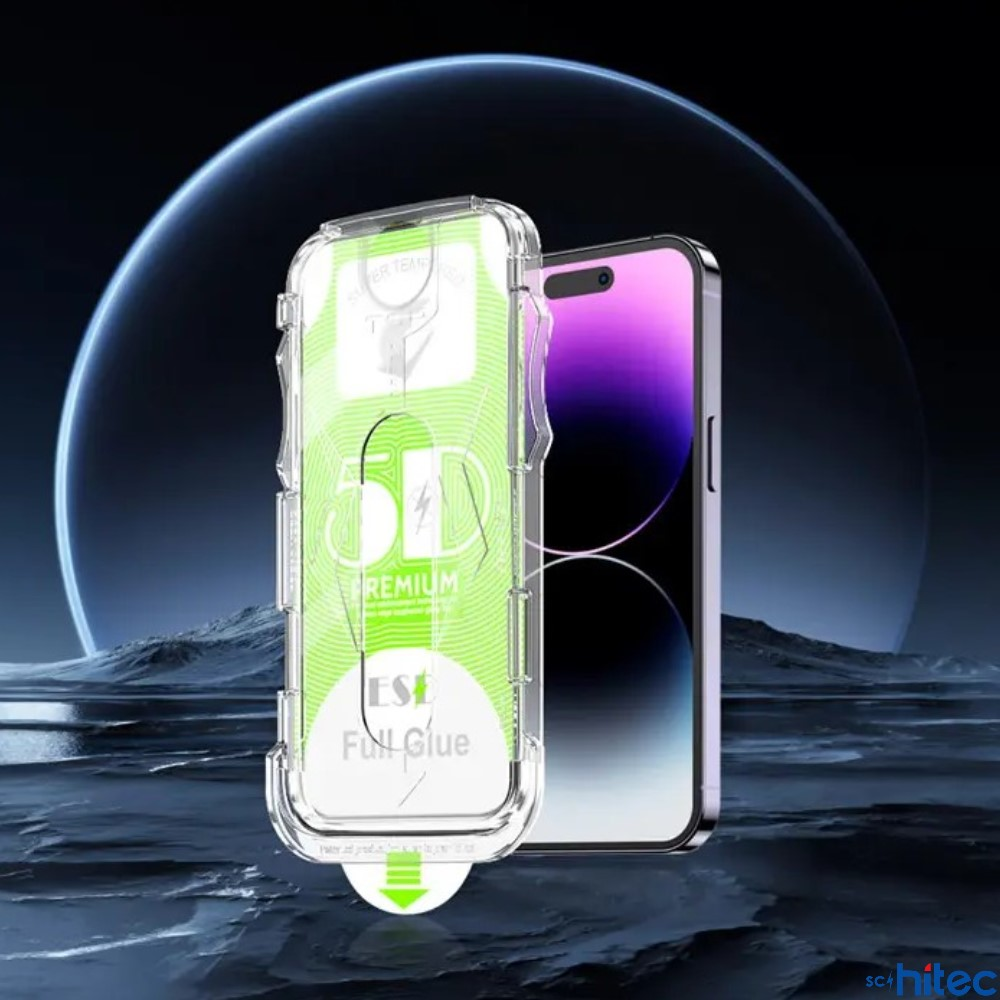 Akıllı telefonun yanında yeşil vurgulu şeffaf telefon kılıfı.