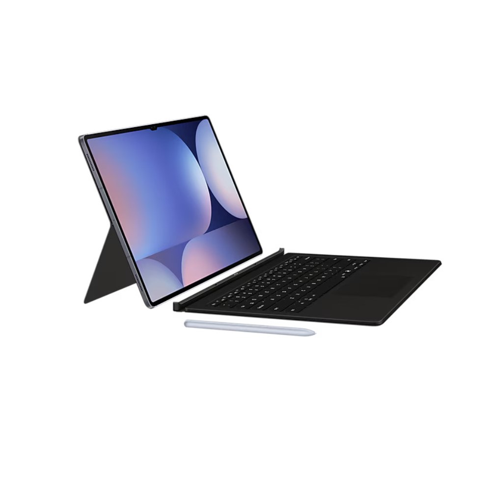 Gümüş tablet, siyah klavye ve kalem, beyaz zeminde.