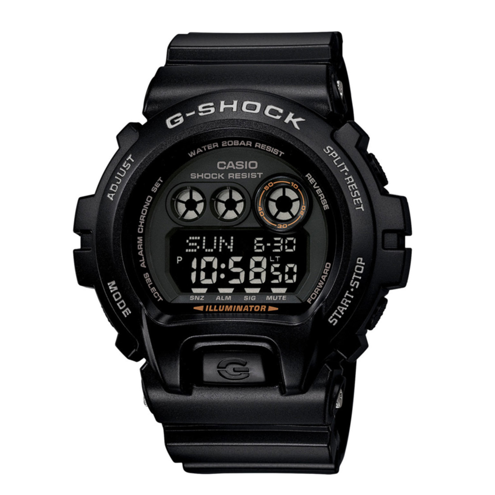 Dijital ekranlı siyah G-Shock saat, Pazar 6:30 ve 10:58:50 gösteriyor.