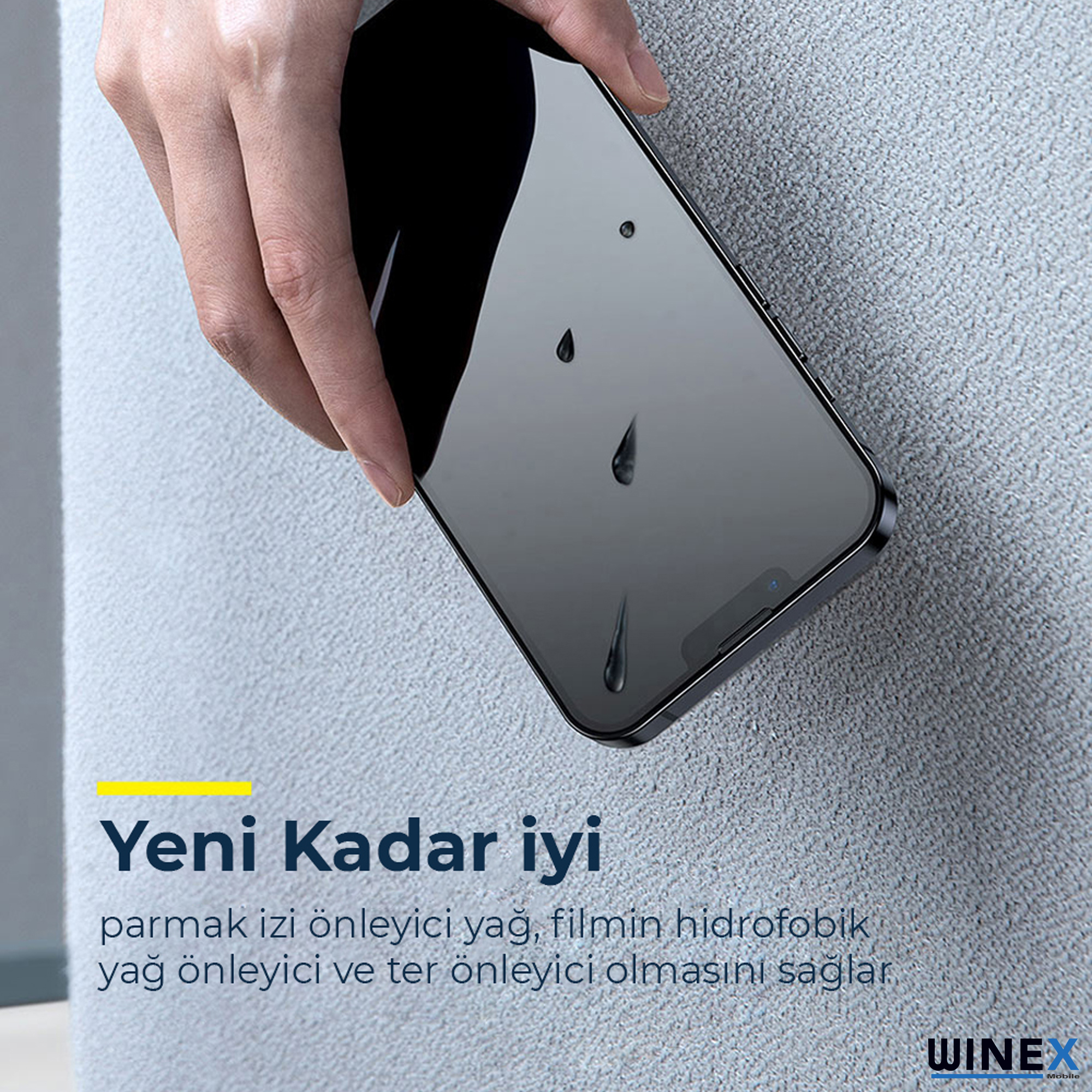 Bir el, ekranında su damlaları olan bir akıllı telefon tutuyor.