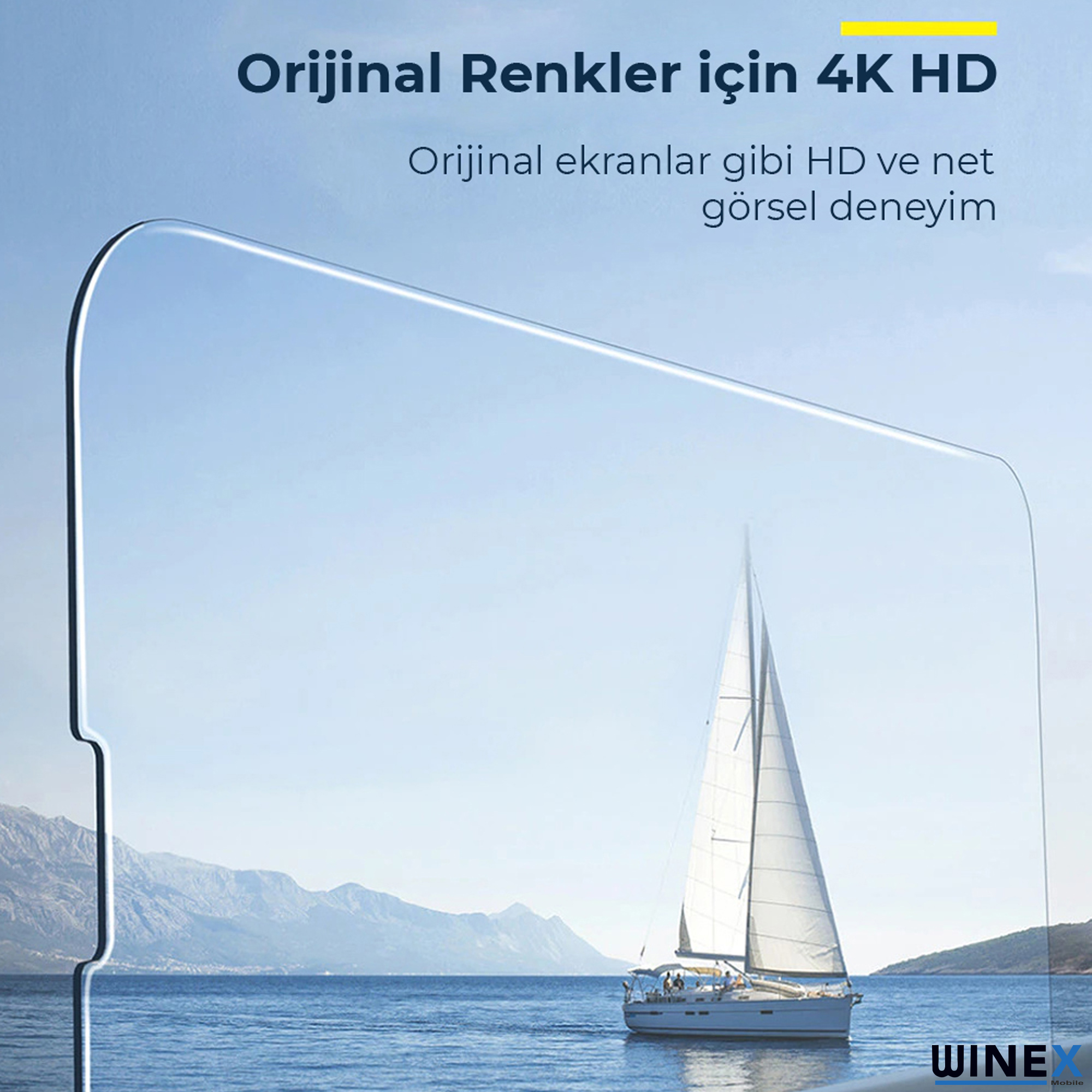 Mavi su üzerinde, dağların önünde, açık mavi gökyüzü altında yelkenli.