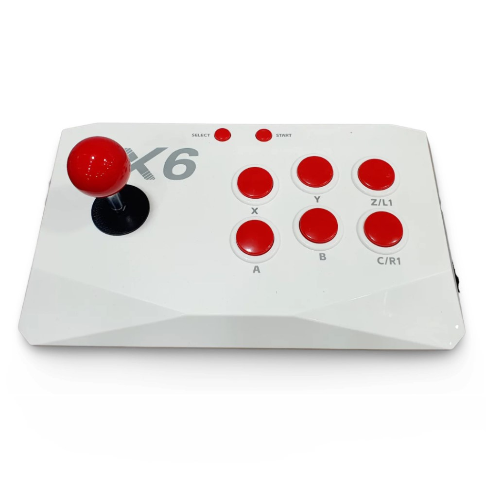 Kırmızı top tutmalı, düğmeli ve etiketli beyaz bir arcade joystick.