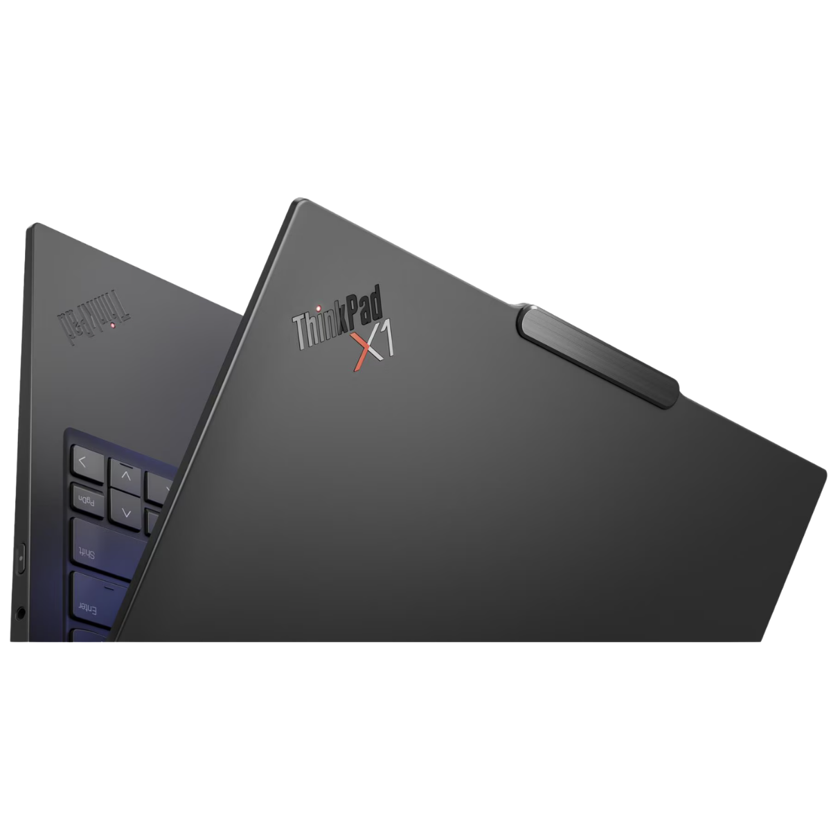 Kısmen açık siyah ThinkPad X1 dizüstü bilgisayar. Klavye görünür.