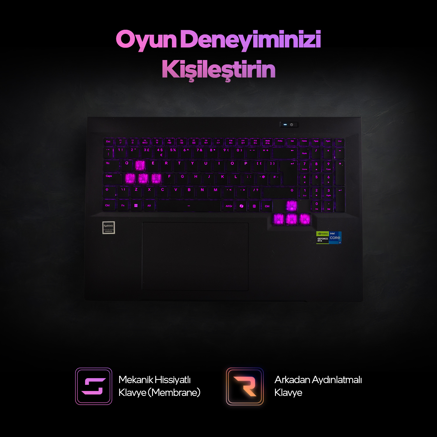 Mor arka aydınlatmalı ve oyun çıkartmalı siyah klavyenin yakın çekimi.