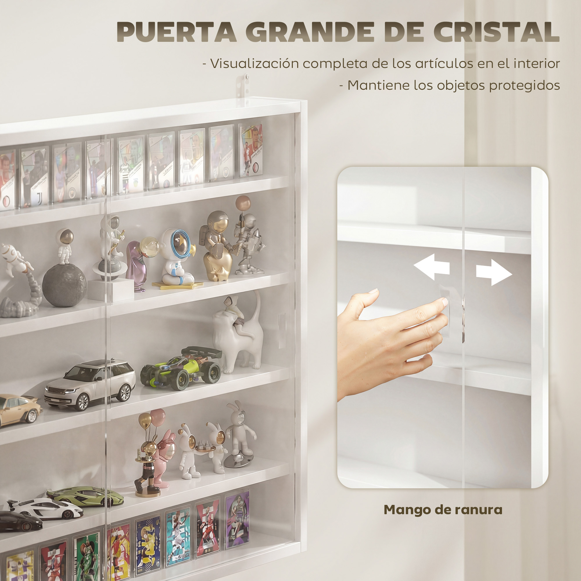 Vitrina con puertas de cristal, llena de figuras, coches y cartas.