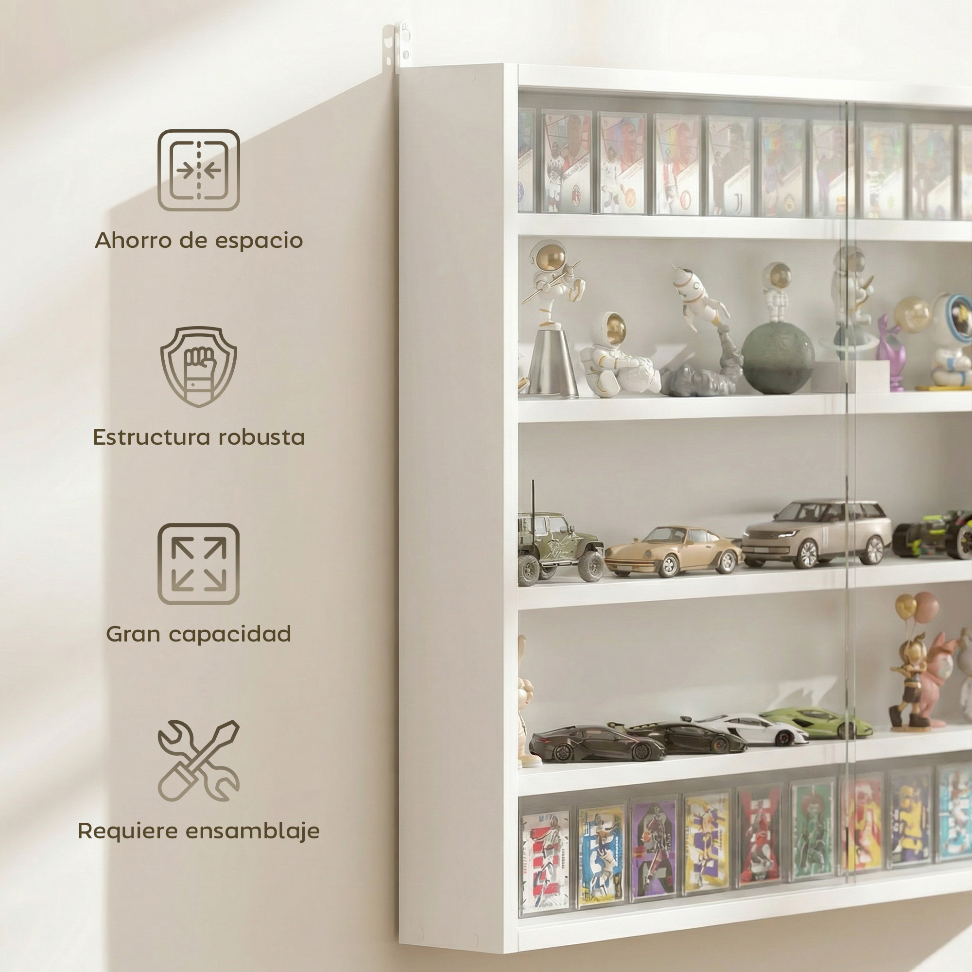 Vitrina blanca con estantes que exhiben tarjetas coleccionables, figuras de astronautas y coches de juguete.