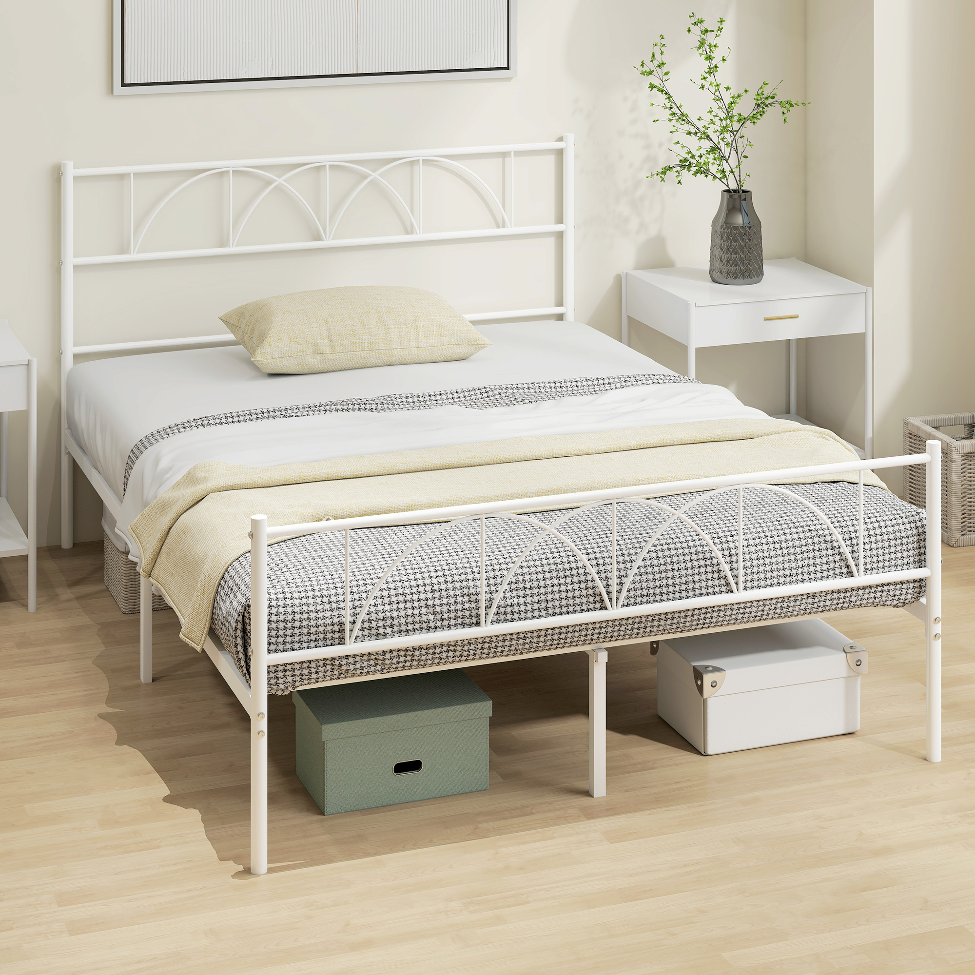 Una estructura de cama de metal blanco con edredón estampado y almohada amarilla. Debajo se guardan cajas verdes y blancas.