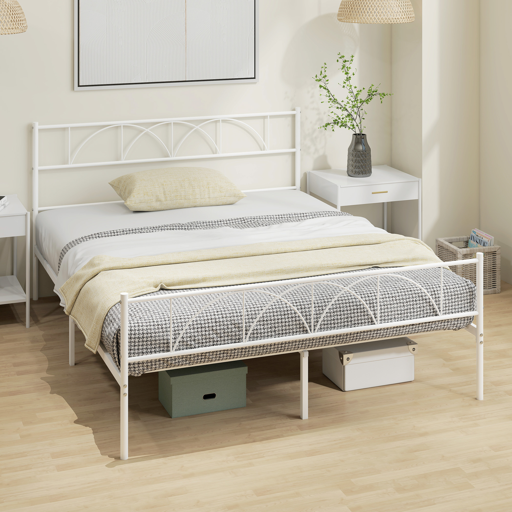 Estructura de cama de metal blanco con edredón estampado, manta amarilla y almohada. Mesitas de noche.