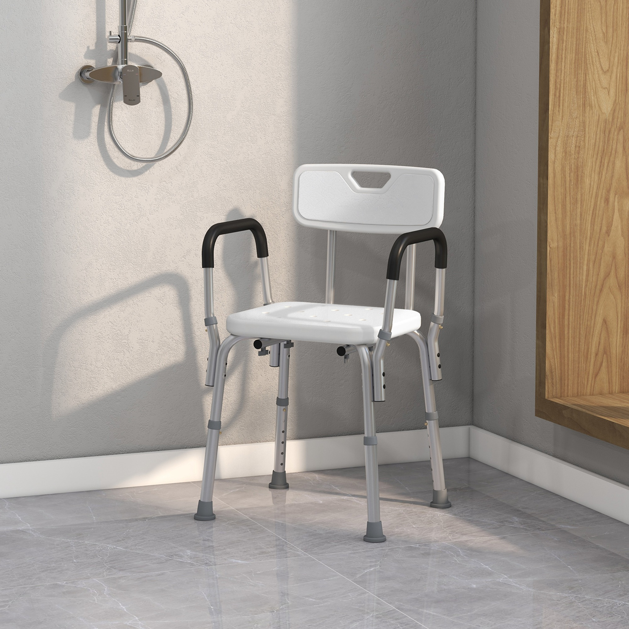 Una silla de ducha blanca con respaldo y reposabrazos se asienta sobre un suelo de baldosas grises.
