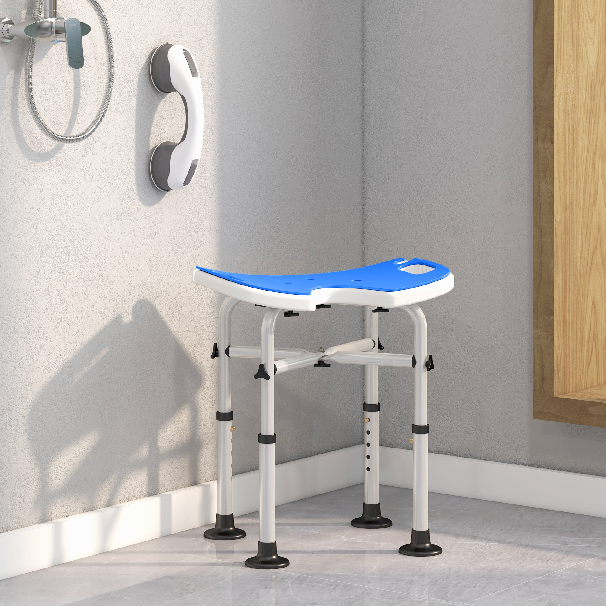Una silla de ducha azul y blanca con patas ajustables se encuentra en una cabina de ducha alicatada.